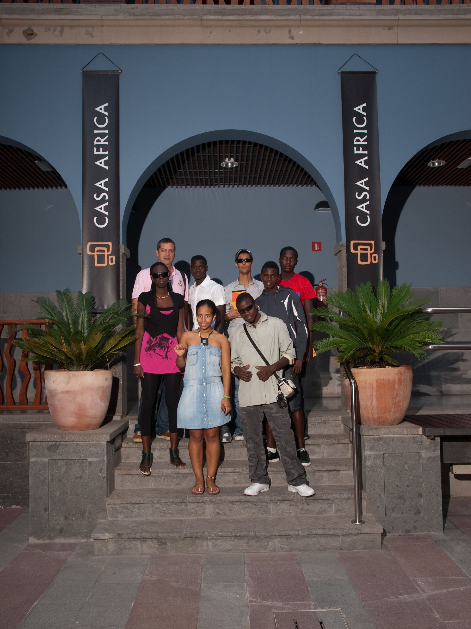 15. Visita del grupo del Taller de Fotografía Historias de Vida a la exposición Bienvenidos al paraíso de la artista Nontsikelelo Veleko en septiembre de 2009
