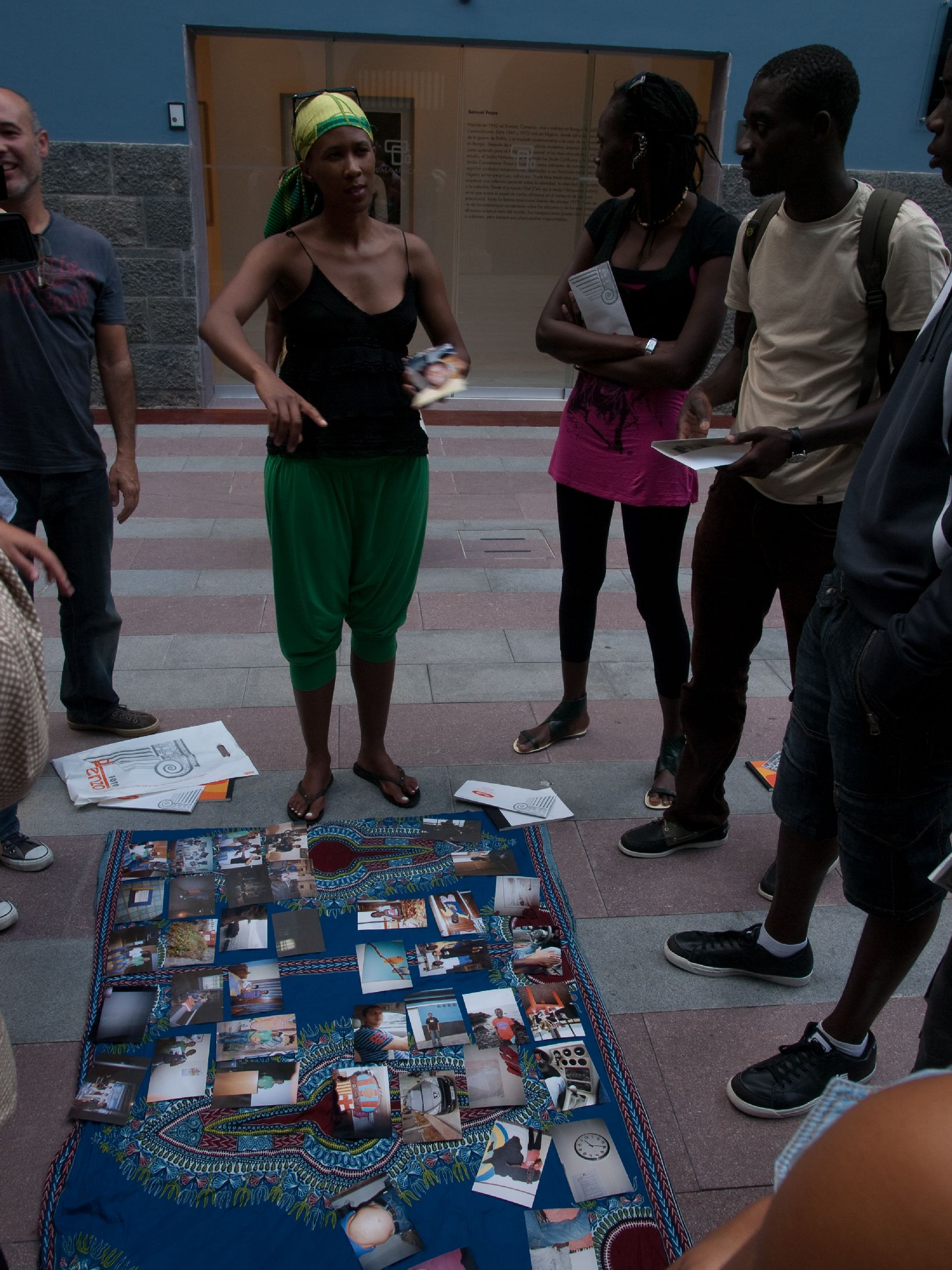 16. Visita del grupo del Taller de Fotografía Historias de Vida a la exposición Bienvenidos al paraíso de la artista Nontsikelelo Veleko en septiembre de 2009