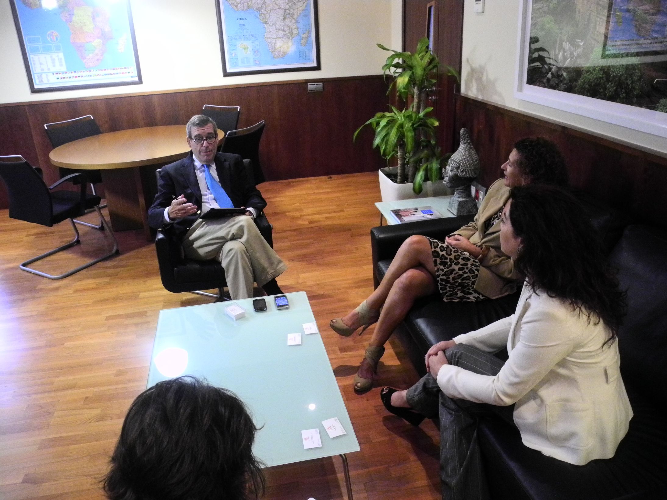 6. Beatriz Barrera (Presidenta de la ZEC) en su visita a Casa África, con Santiago Martínez-Caro (Director General de Casa África)