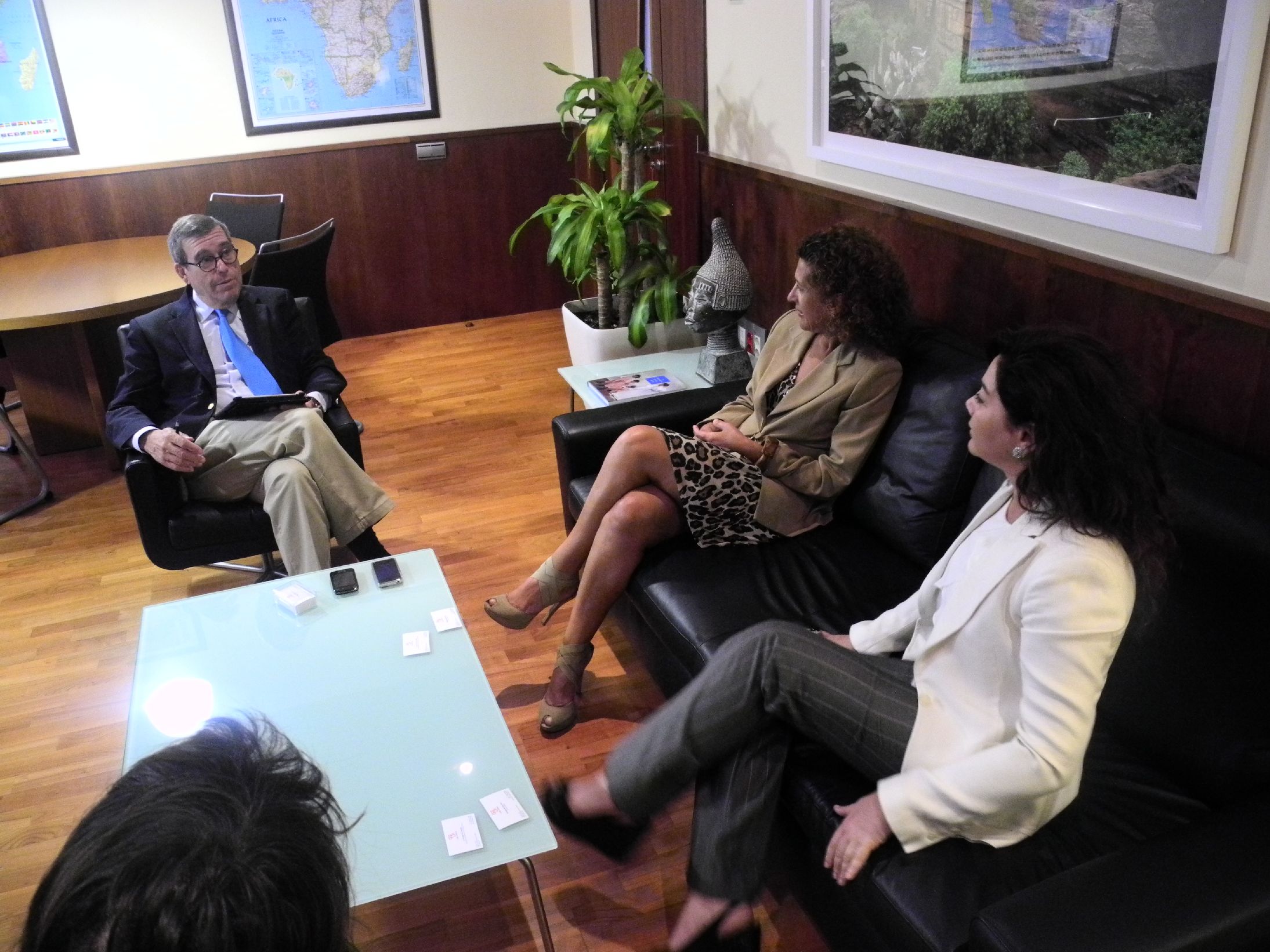 7. Beatriz Barrera (Presidenta de la ZEC) en su visita a Casa África, con Santiago Martínez-Caro (Director General de Casa África)