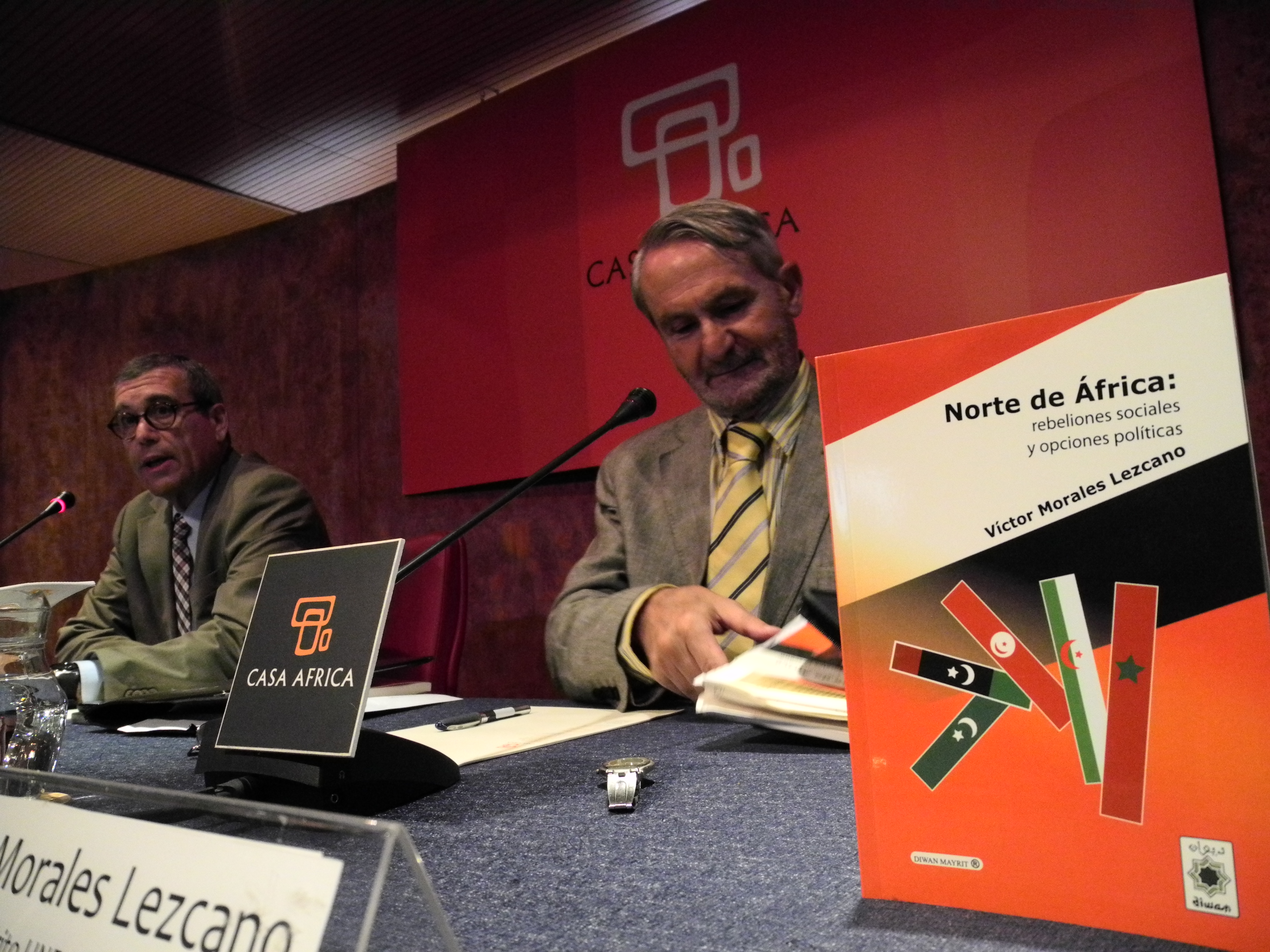 3. Presentación del libro Norte de África: rebeliones y opciones políticas en Casa África, con Santiago Martínez-Caro (Director General de Casa África) y Víctor Morales Lezcano (editor de la obra)