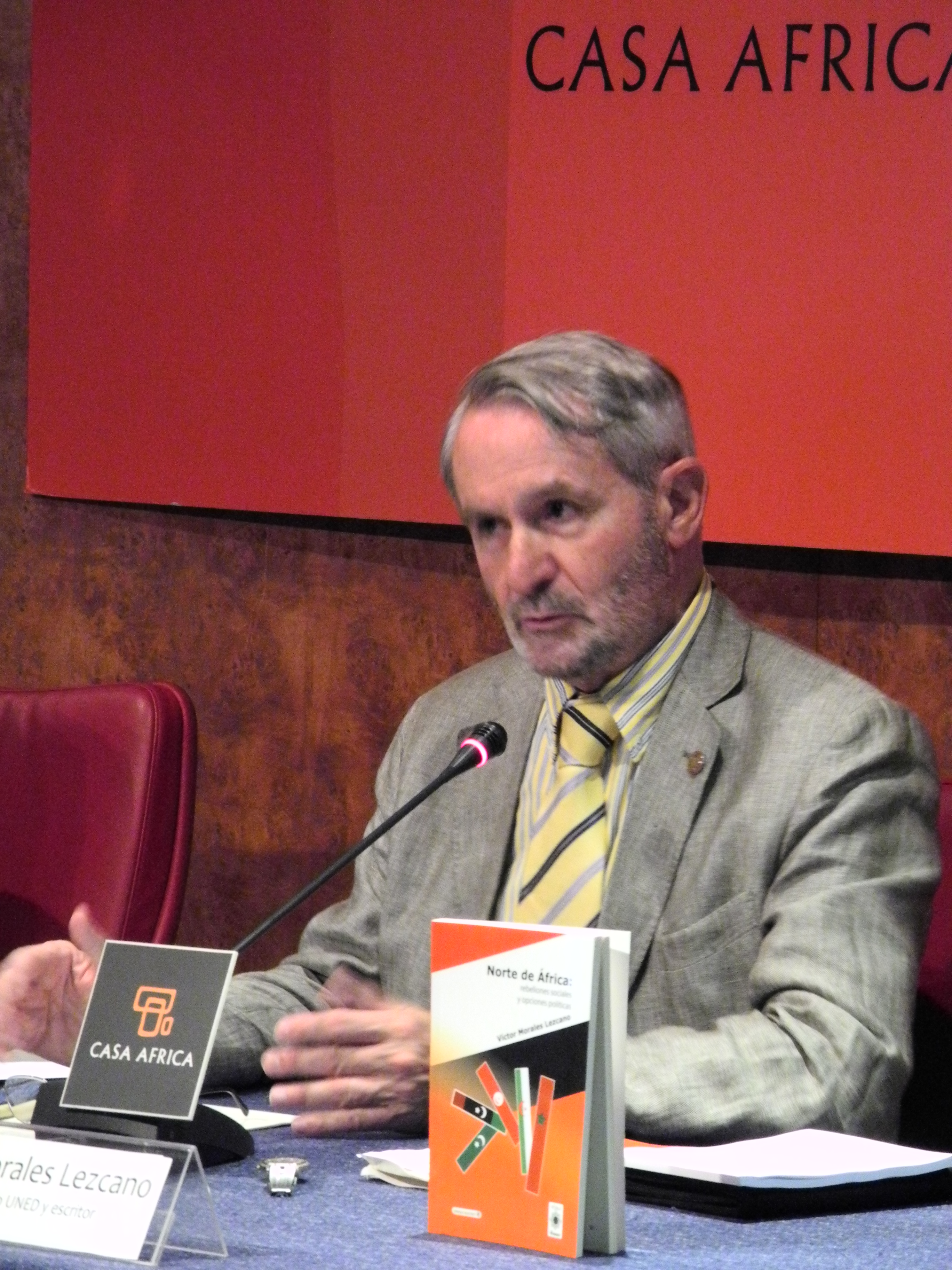 5. Presentación del libro Norte de África: rebeliones y opciones políticas en Casa África, por Víctor Morales Lezcano (editor de la obra)