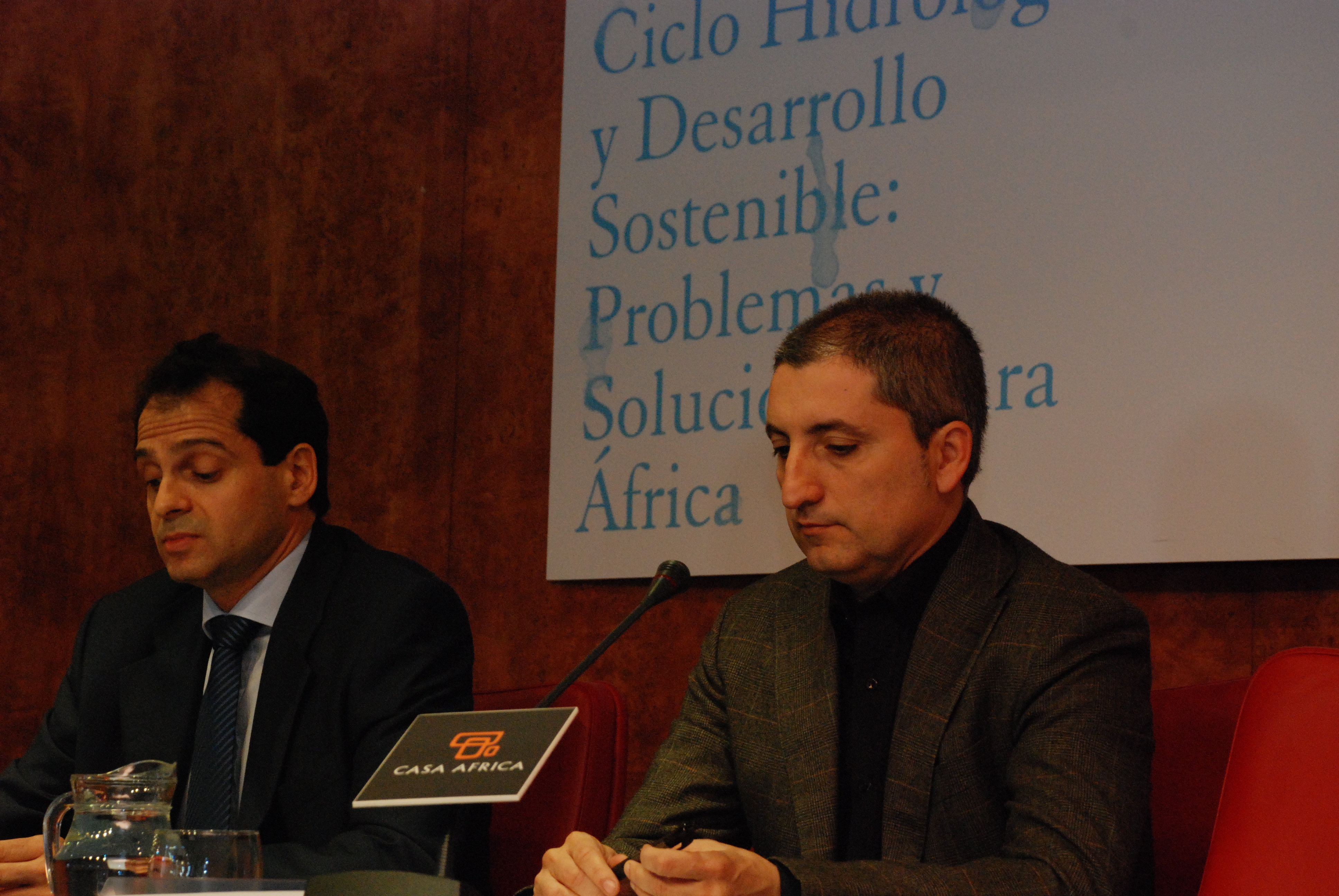 1. Presentación de las jornadas. De izq. a dere.: Carmelo León -Dtor. de la Cátedra UNESCO en Planificación Turística y Desarrollo Sostenible-, y Jorge Pérez Artiles - Jefe del Área de Desarrollo Económico y Acción Social de Casa África