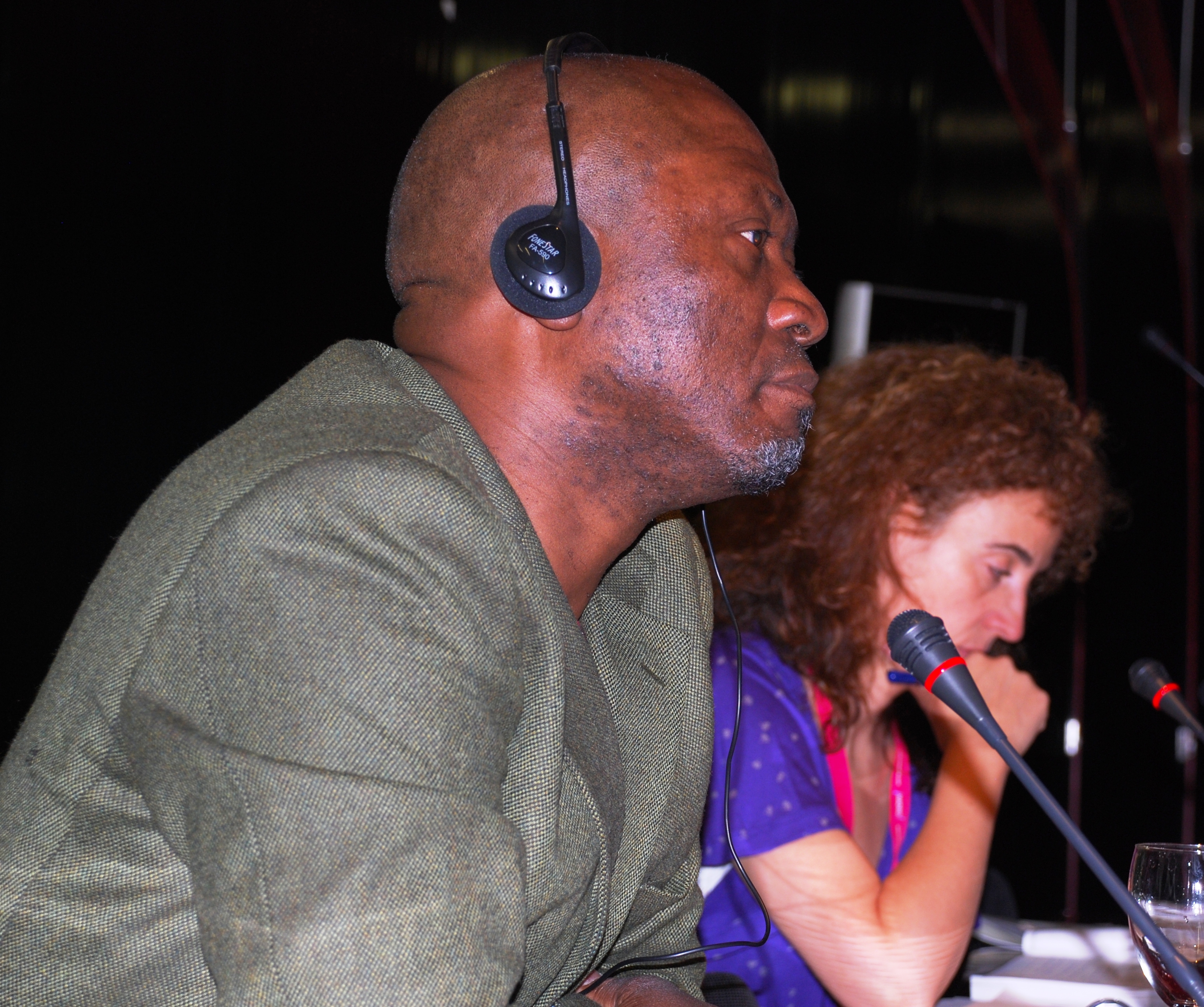 23. Imagen de debayo Olukoshi, Director del Instituto Africano para el Desarrollo y Planificación durante la clausura del Congreso