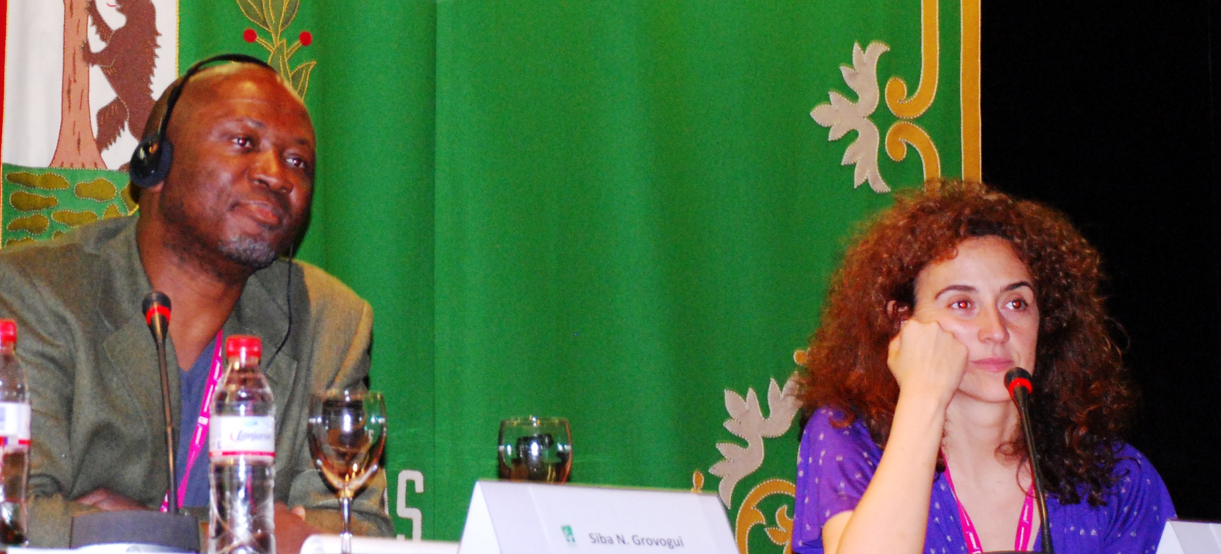 24. Imagen de debayo Olukoshi, Director del Instituto Africano para el Desarrollo y Planificación durante la clausura del Congreso