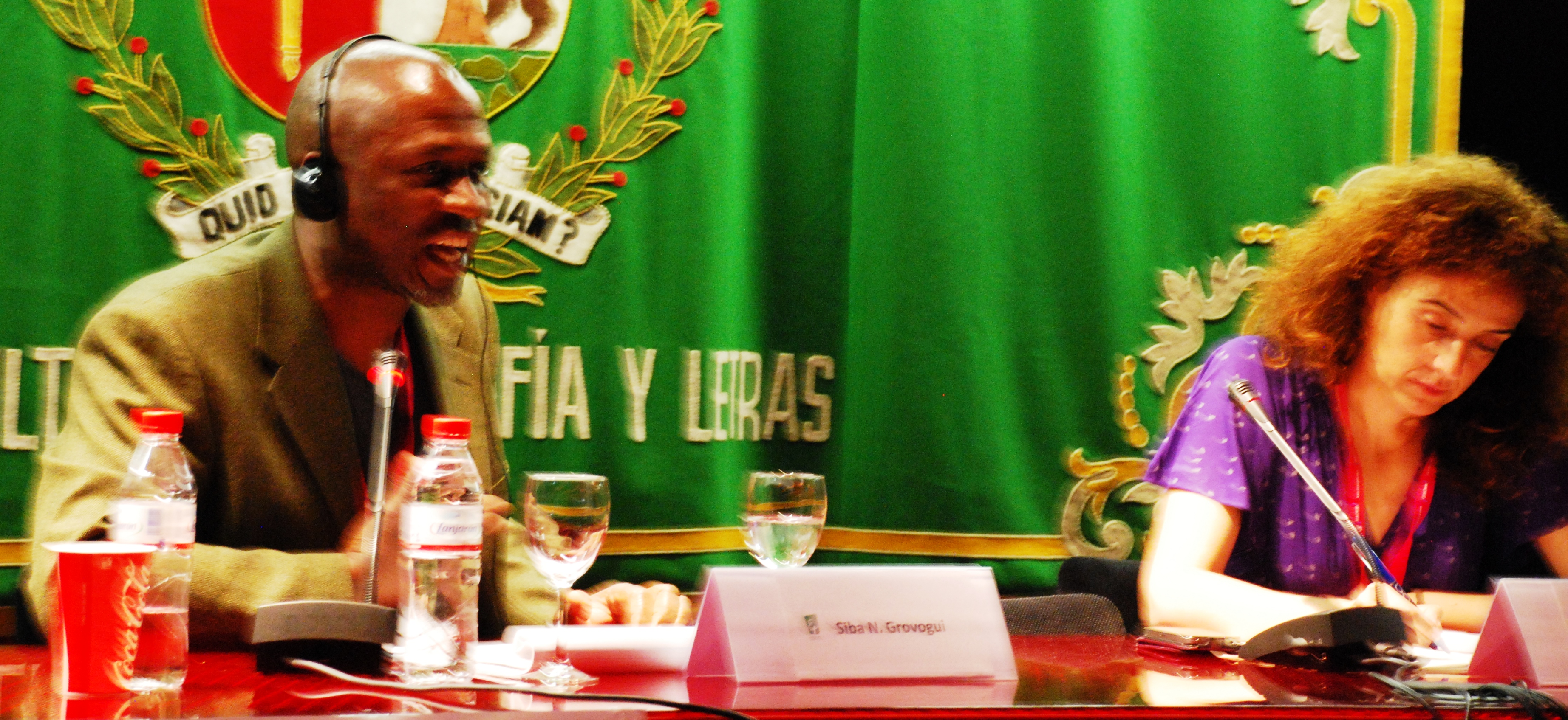 26. Imagen de debayo Olukoshi, Director del Instituto Africano para el Desarrollo y Planificación durante la clausura del Congreso