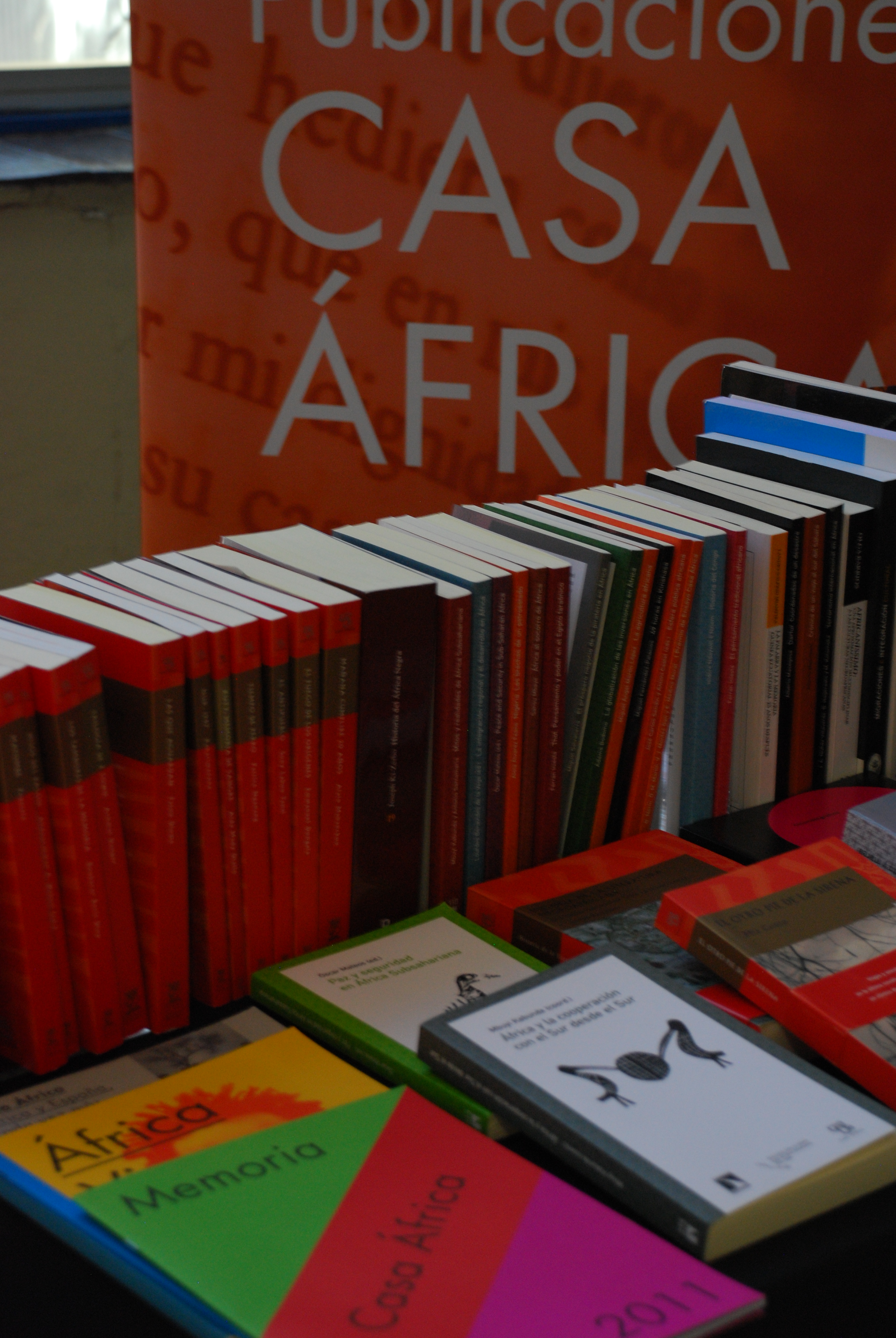 27. Imagen del stand de Casa África con sus publicaciones en el VIII Congreso Ibérico de Estudios Africanos (CEIA8º)