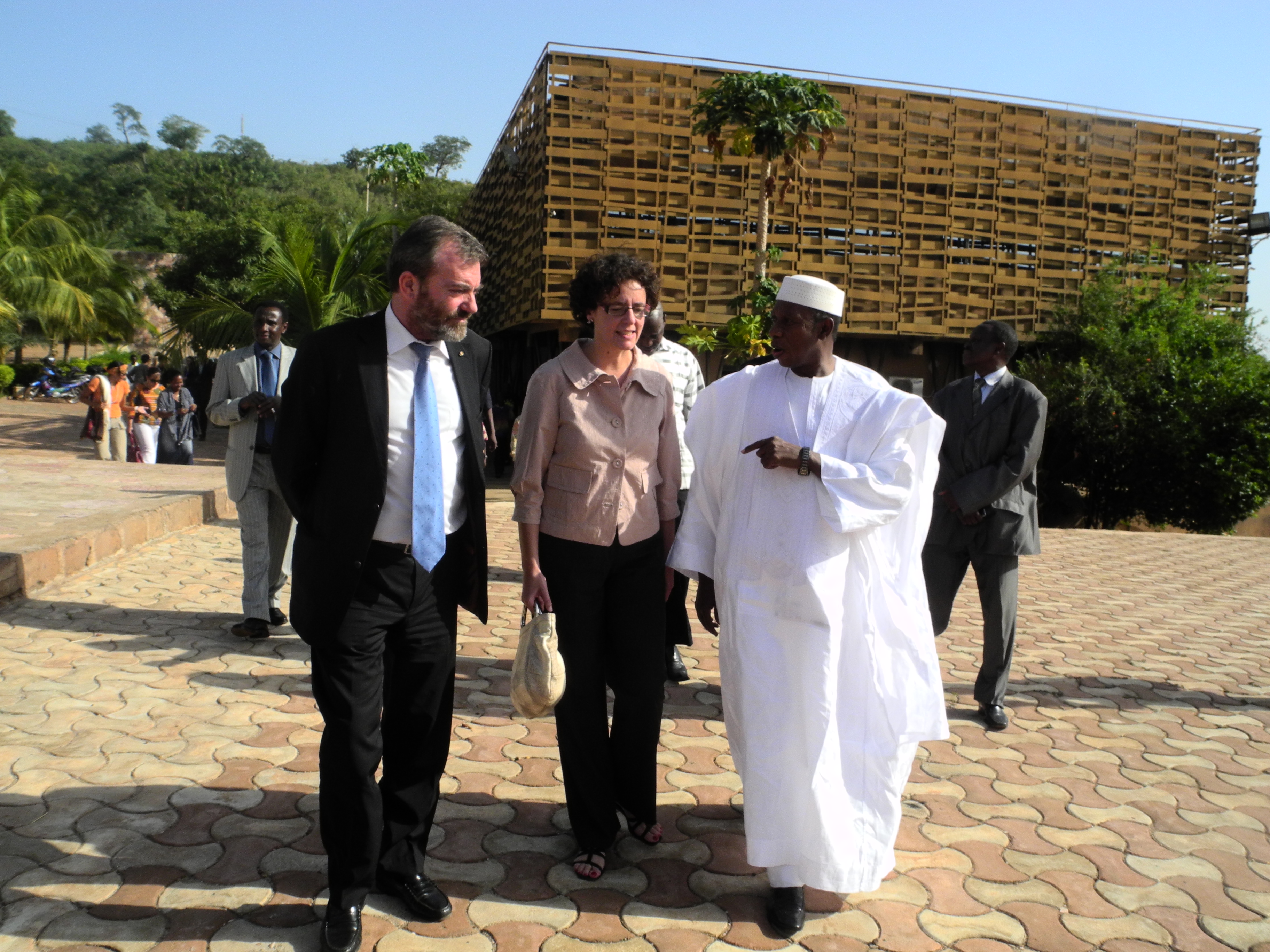 3. A la izq. Ricardo Martínez Vázquez -Director General de Casa África- y Hamane Niang -Ministro de Cultura de Mali-, en la exposición Singularidades organizada por Casa África en la VIII Edición de la Bienal de Fotografía de Bamako, 2011