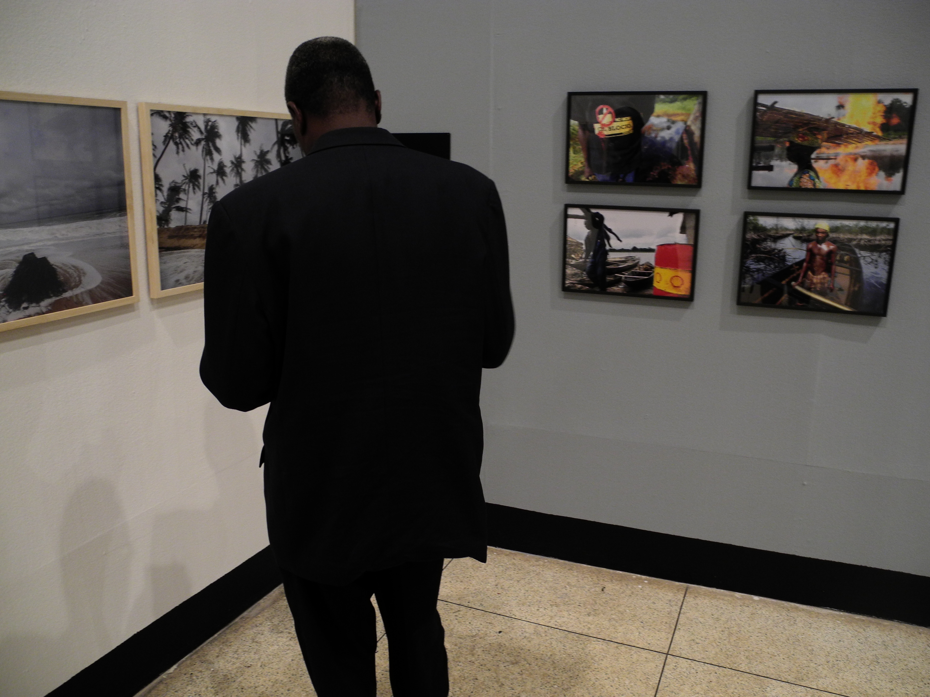 13. Imágenes de la exposición Singularidades organizada por Casa África en la VIII Edición de la Bienal de Fotografía de Bamako, 2011