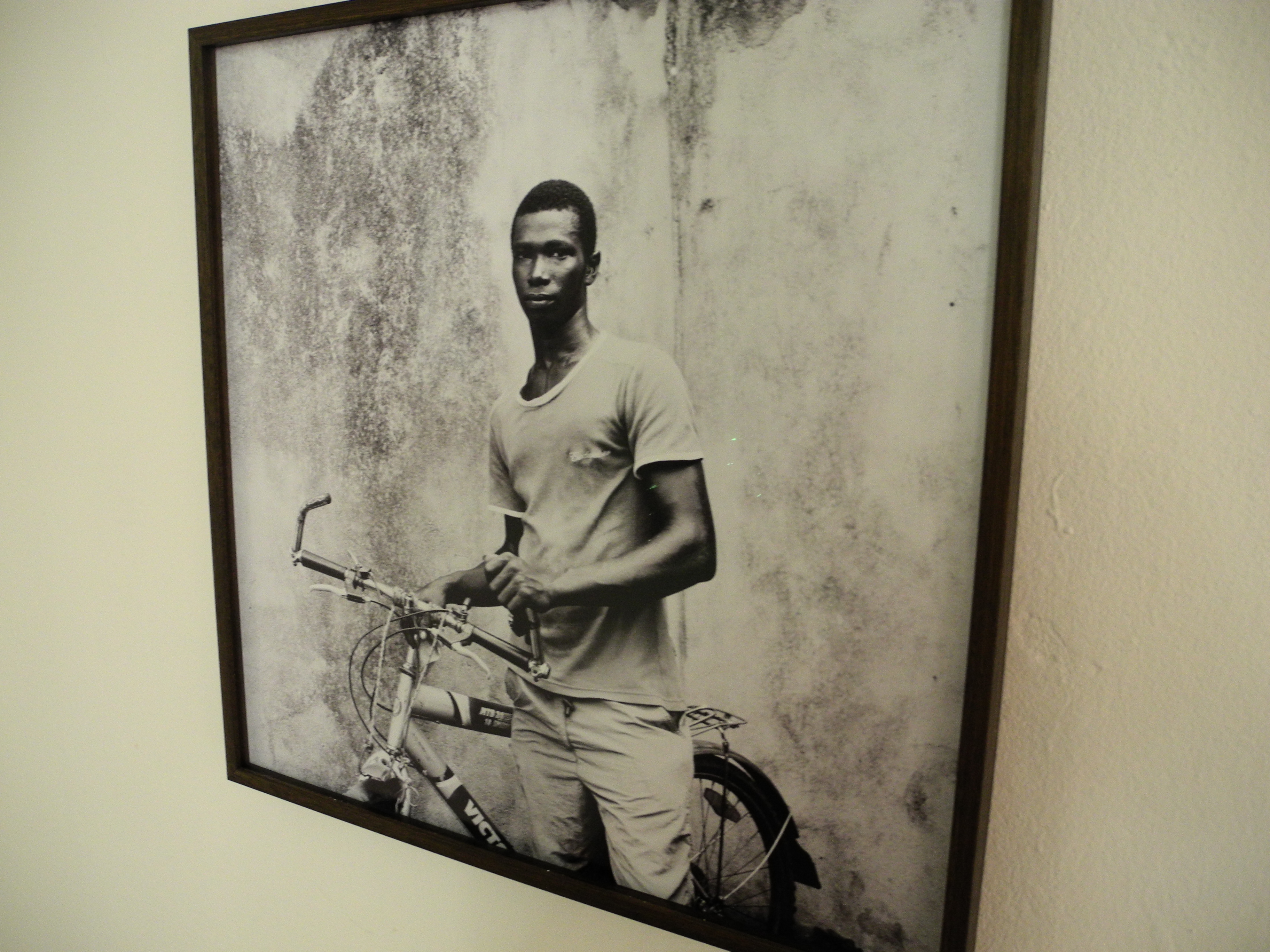 34. Imágenes de la exposición Singularidades organizada por Casa África en la VIII Edición de la Bienal de Fotografía de Bamako, 2011