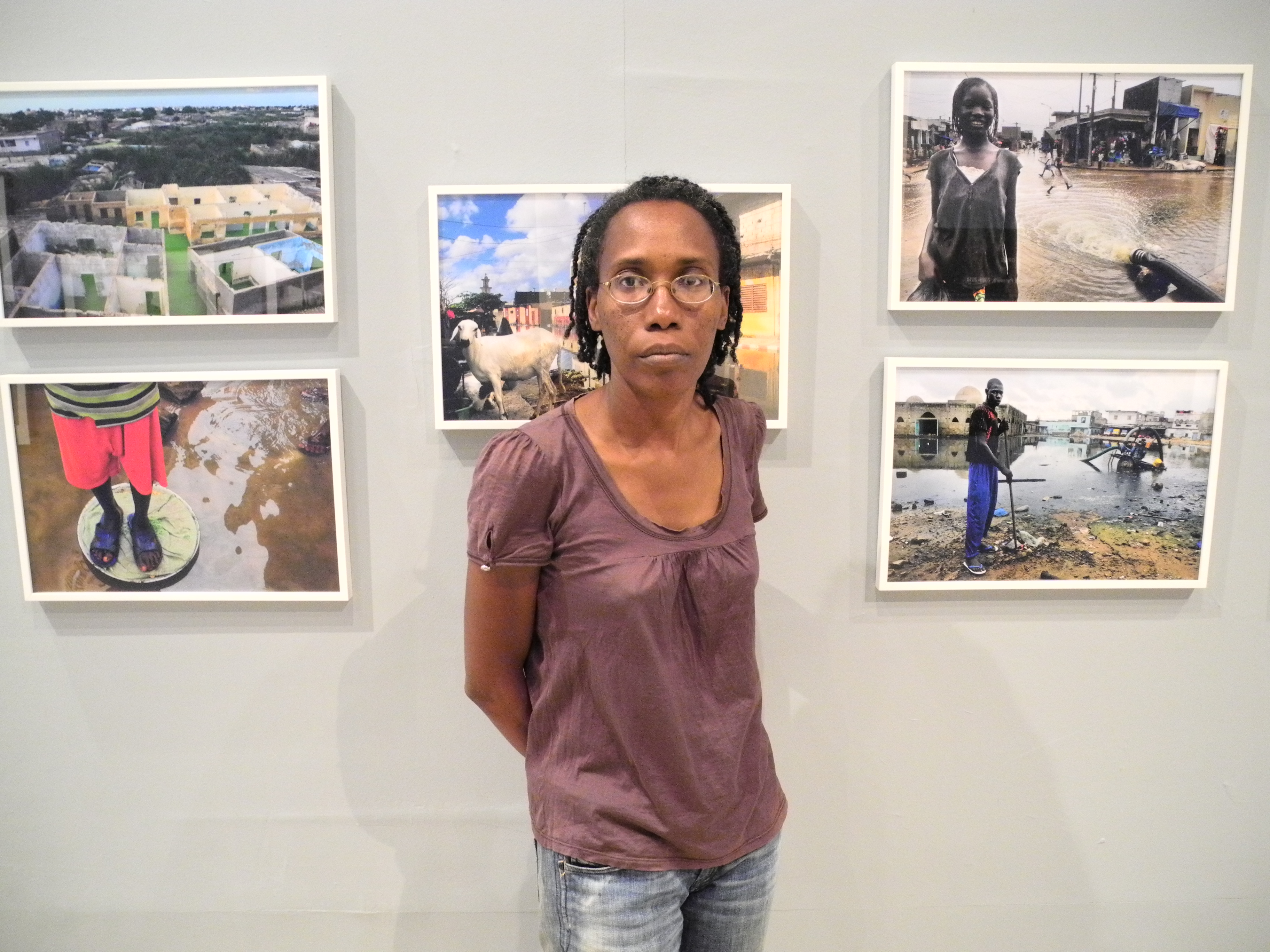 52. Elise Fitte-Duval en la muestra de su trabajo en la VIII Edición de la Bienal de Fotografía de Bamako, 2011 52. Elise Fitte-Duval en la muestra de su trabajo en la VIII Edición de la Bienal de Fotografía de Bamako, 2011