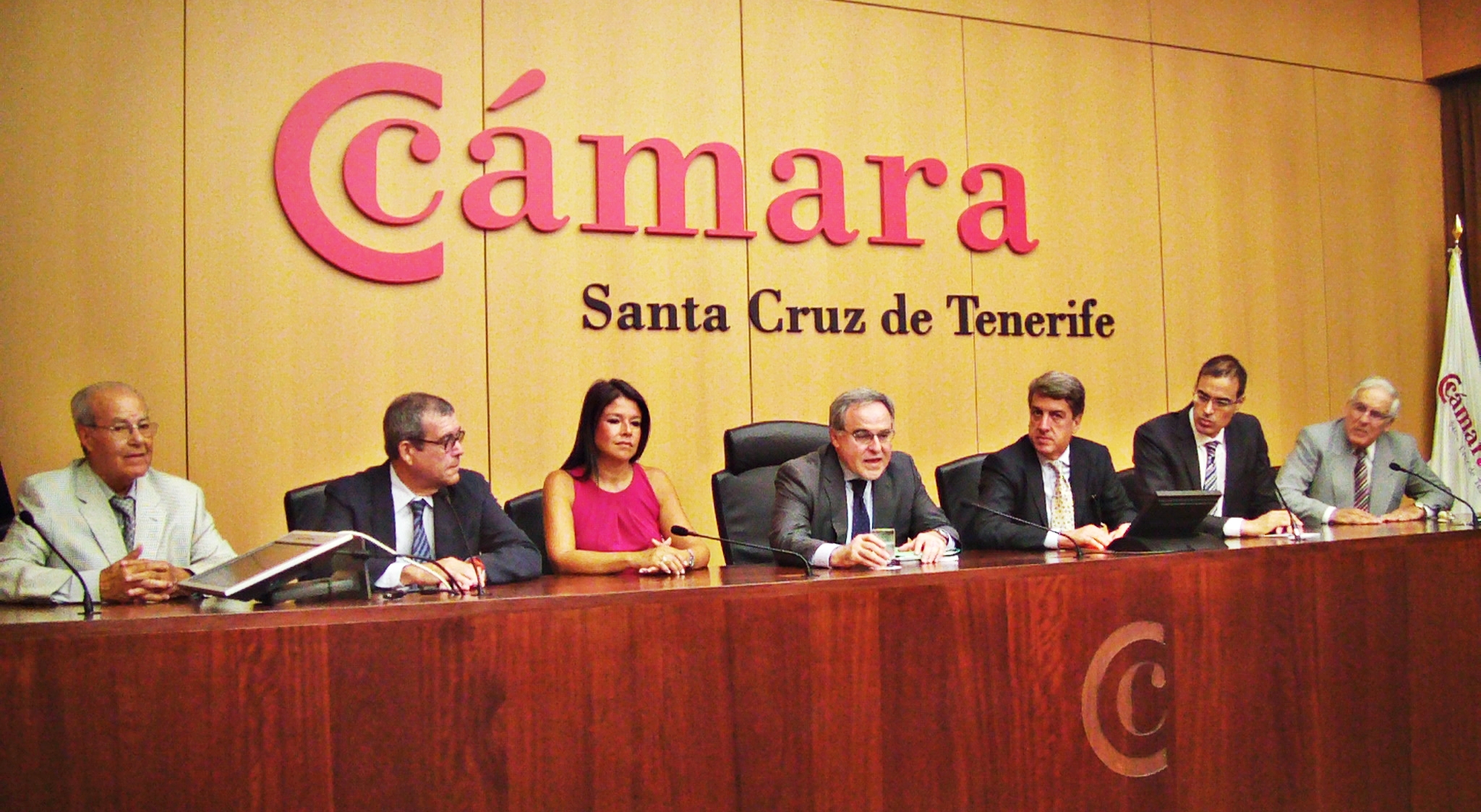 - Imagen de Guinea Bissau: Un país de oportunidades, en la Cámara de Comercio en Sta. Cruz de Tenerife, presidida por el Embajador de España en Guinea Bissau, Alfonso López Perona