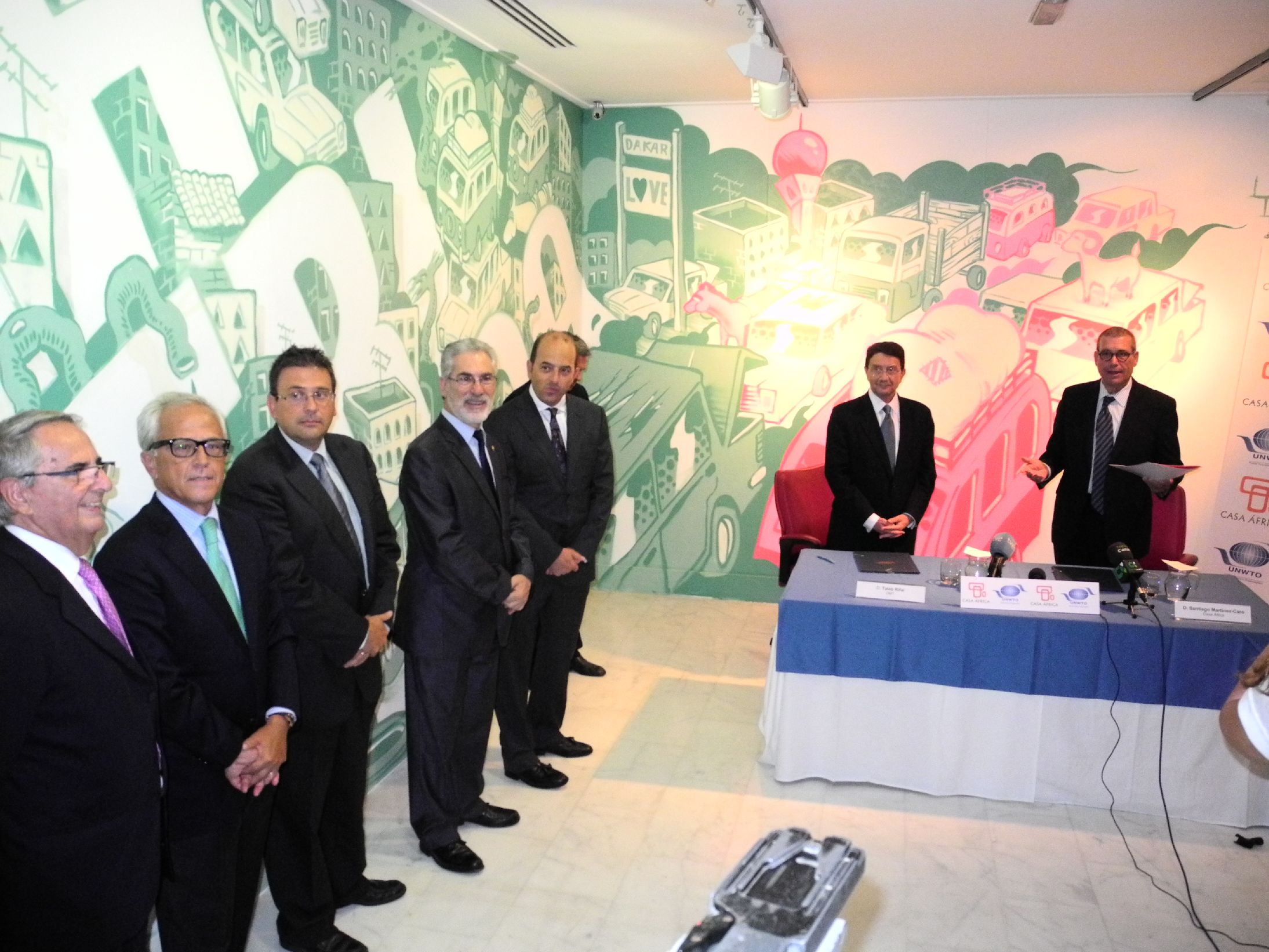 4. Acto de la firma del Memorándum entre Casa África y la OMT. A la izq. Taleb Rifai (Secretario General de la Organización Mundial del Turismo (OMT), y a la derecha Santiago Martínez-Caro (Director General de Casa África)