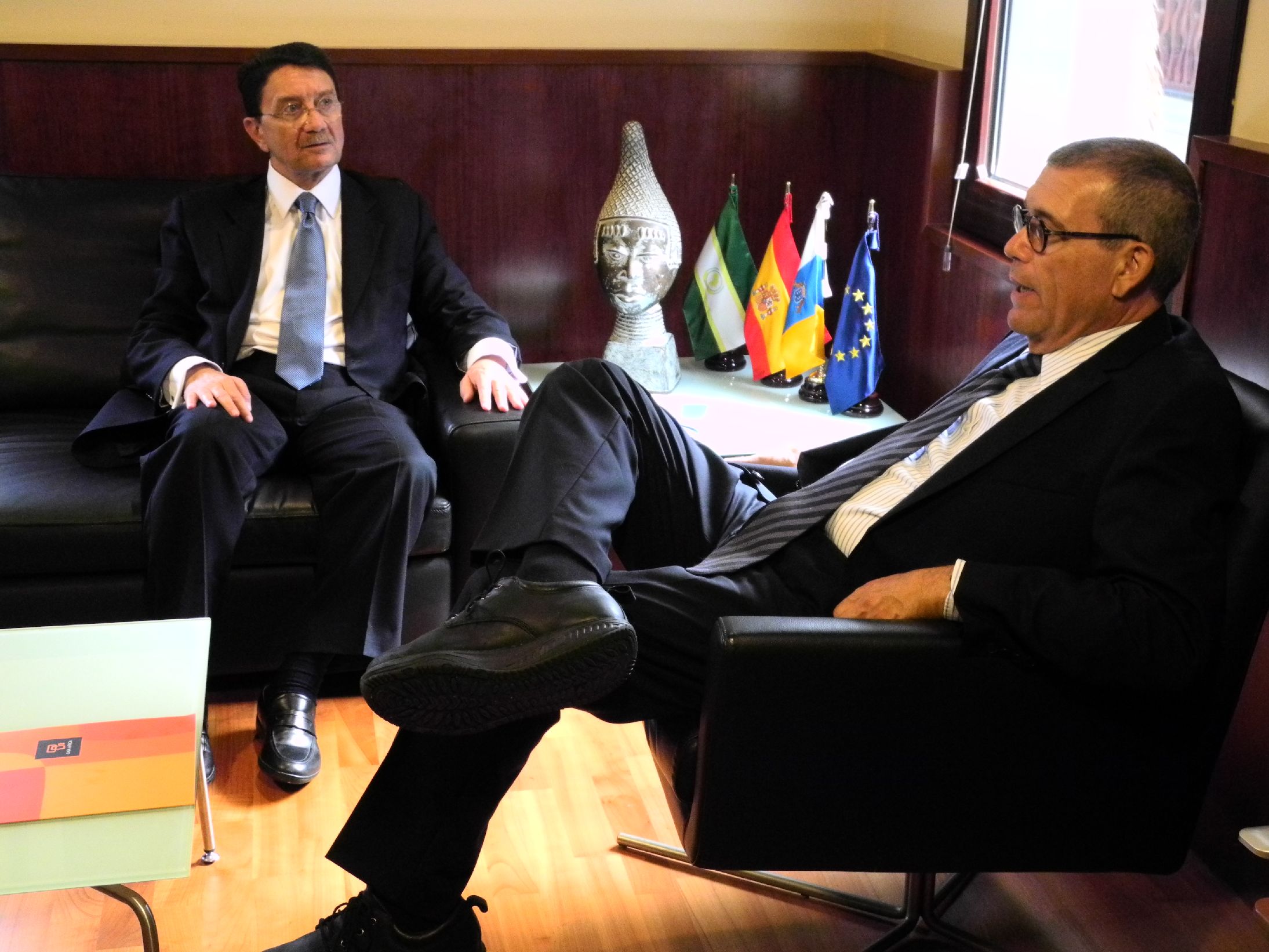 8. Imagen de la visita de Taleb Rifai a Casa África (Secretario General de la Organización Mundial del Turismo) con el Director General de Casa África, Santiago Martínez-Caro