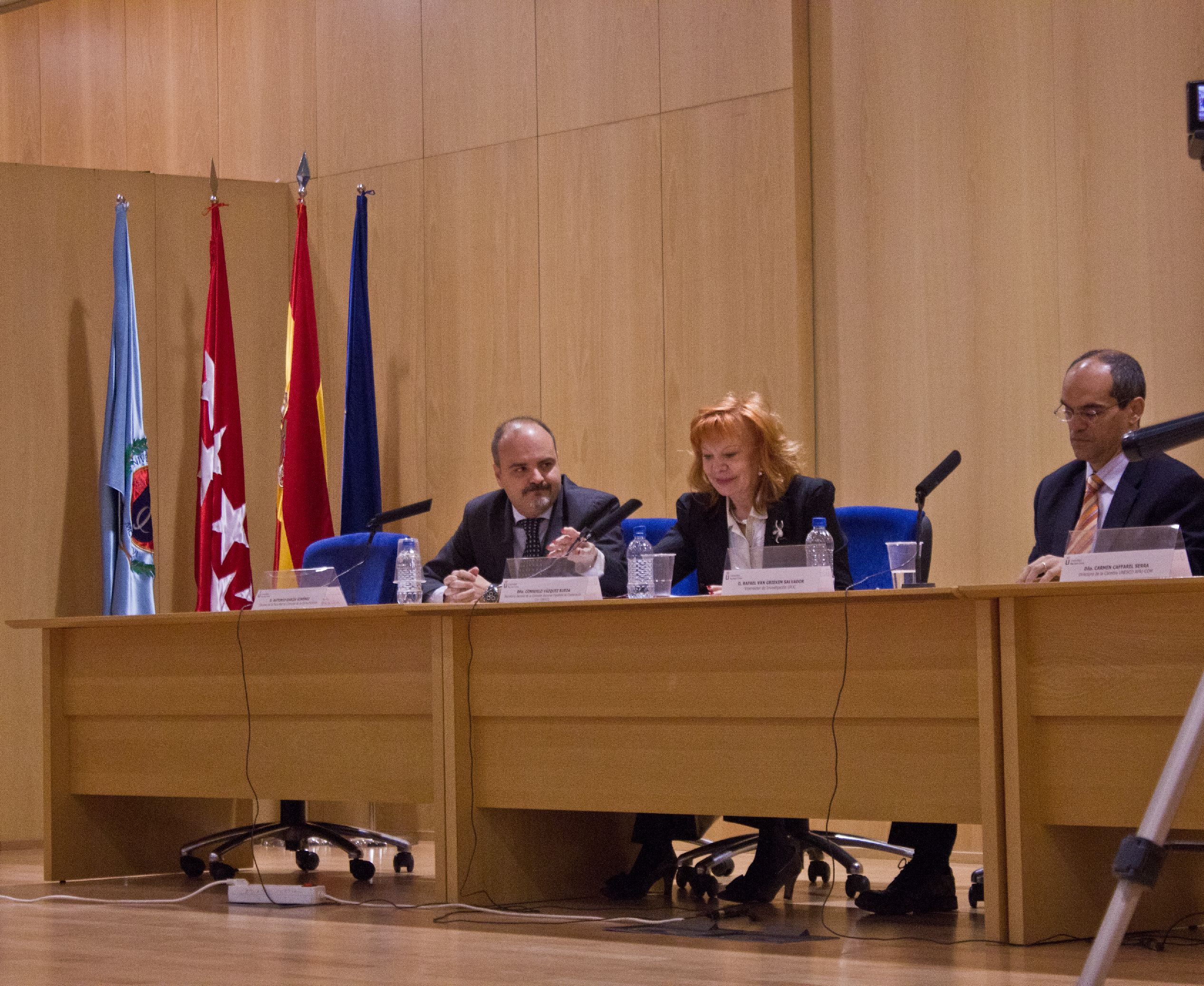 1. Mesa de presentación de la actividad presidida por Consuelo Vázquez Rueda -Secretaria General Adjunta de la Comisión Española de Cooperación con la UNESCO