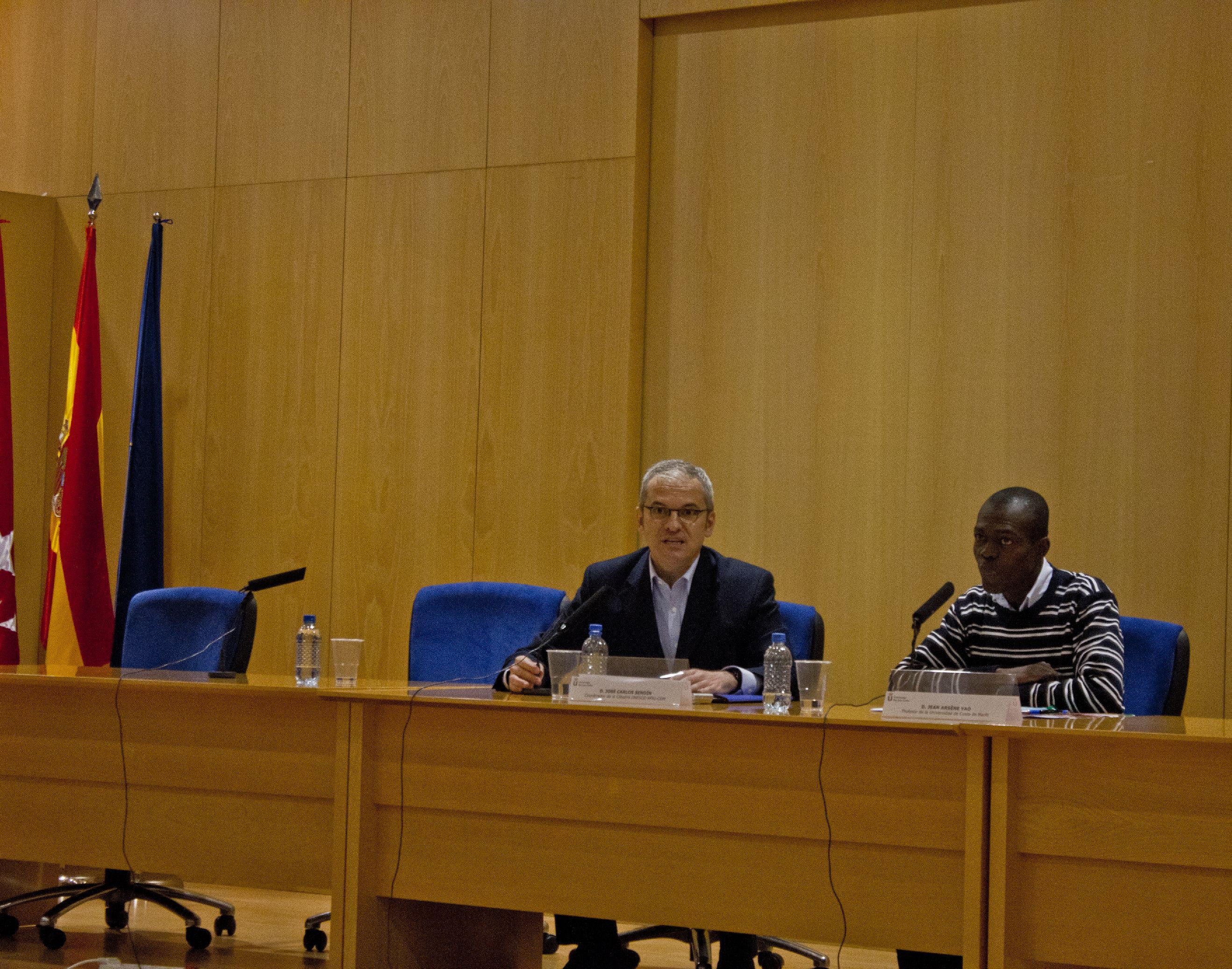 4. Imagen de una de las conferencias. De izq. a dere.: José Carlos Sendín -Doctor en Ciencias de la Comunicación y Profesor de Comunicación en la Universidad Rey Juan Carlos-, y Jean Arsène Yao -Doctor en Historia y profesor de la Universidad de Abiyán-