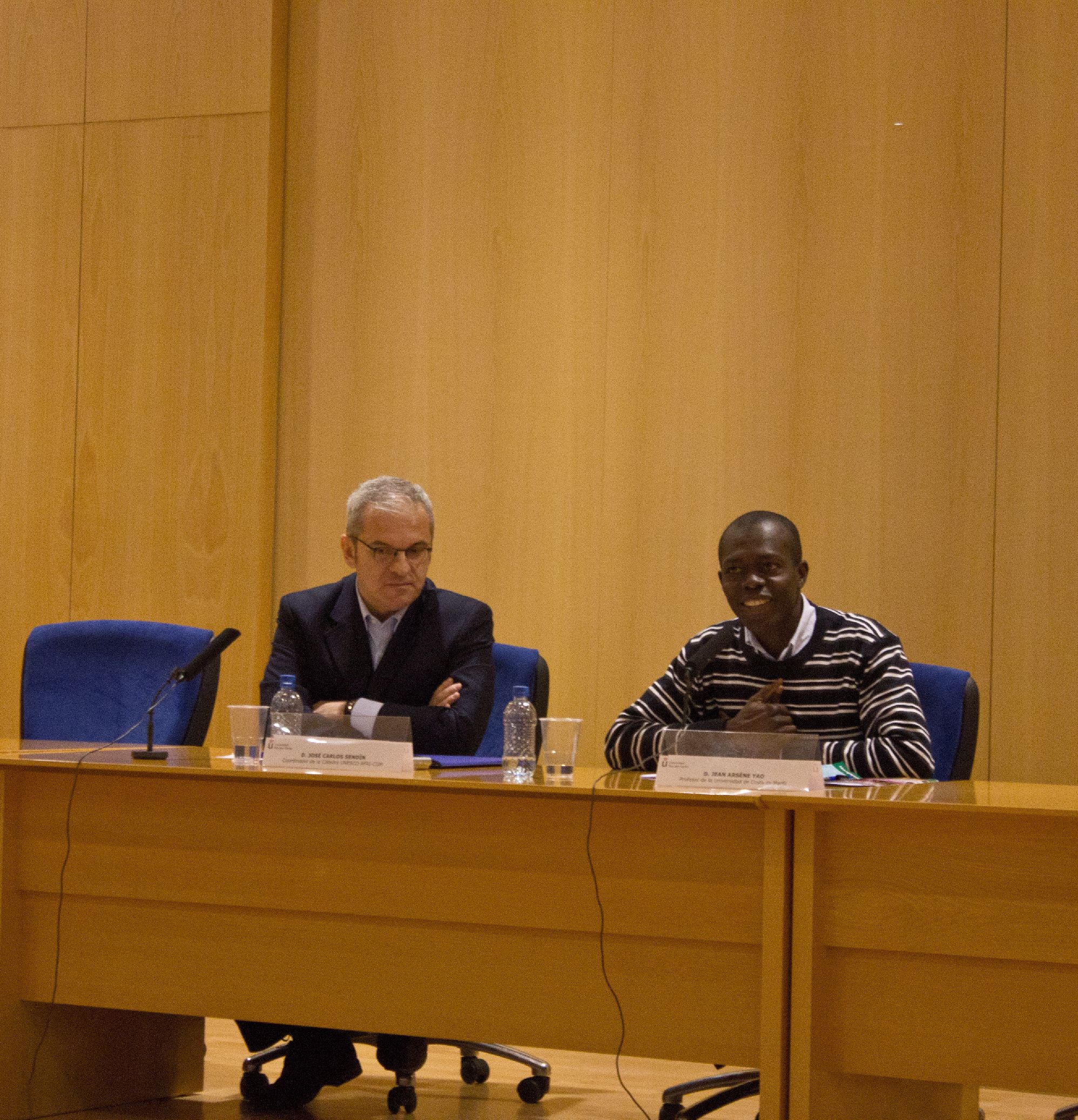 5. Imagen de una de las conferencias. De izq. a dere.: José Carlos Sendín -Doctor en Ciencias de la Comunicación y Profesor de Comunicación en la Universidad Rey Juan Carlos-, y Jean Arsène Yao -Doctor en Historia y profesor de la Universidad de Abiyán-