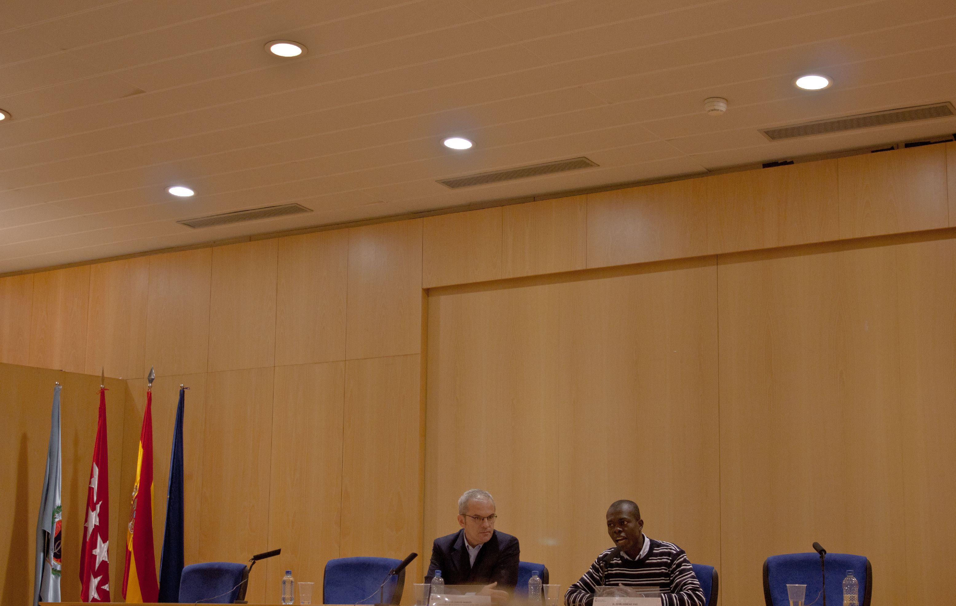 6. Imagen de una de las conferencias. De izq. a dere.: José Carlos Sendín -Doctor en Ciencias de la Comunicación y Profesor de Comunicación en la Universidad Rey Juan Carlos-, y Jean Arsène Yao -Doctor en Historia y profesor de la Universidad de Abiyán-