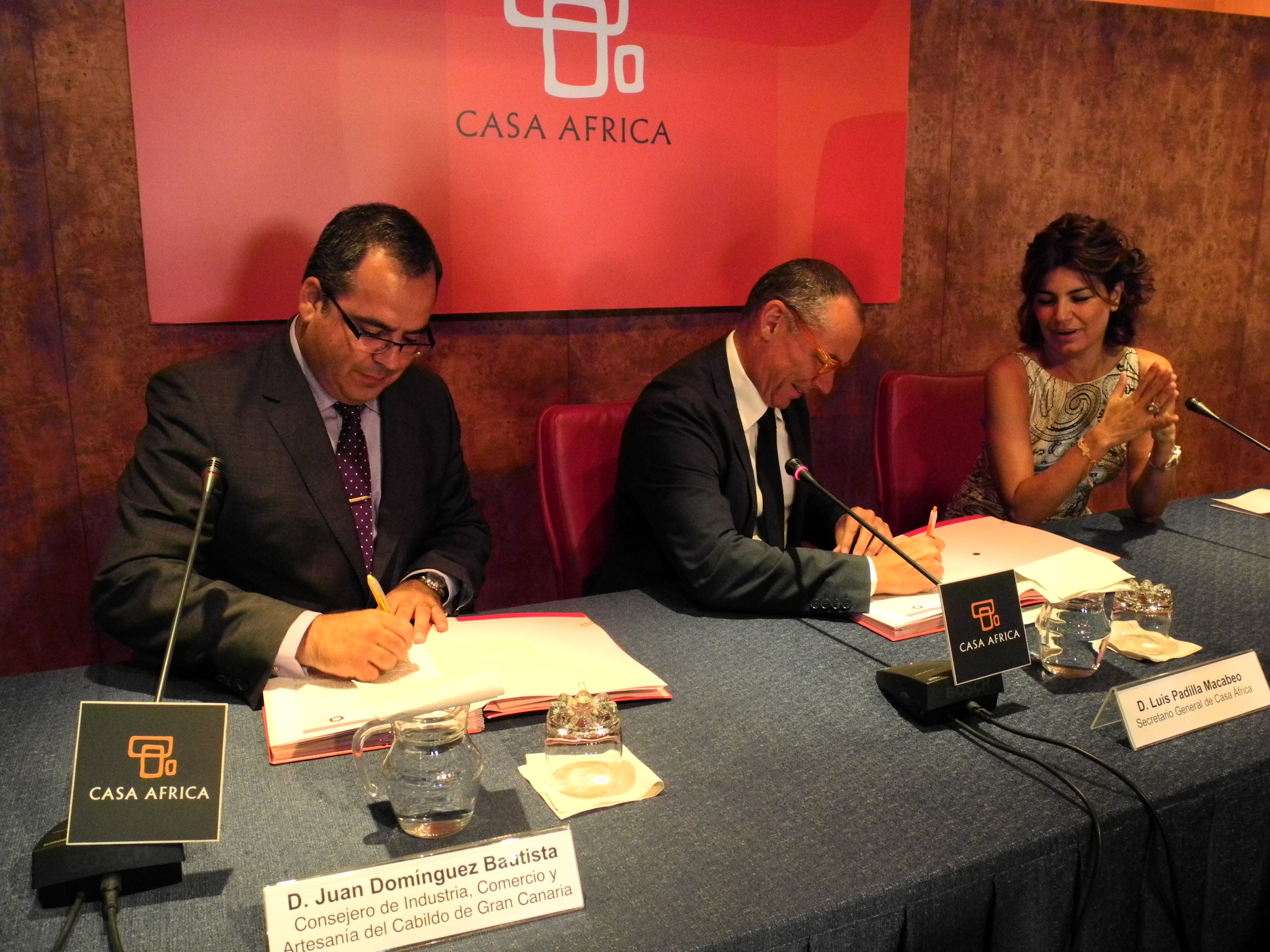 1. Firma del Convenio de Colaboración entre Casa África y el Cabildo de Gran Canaria para la participación de María Mía en la Ghana Fashion and Design Week, 2012