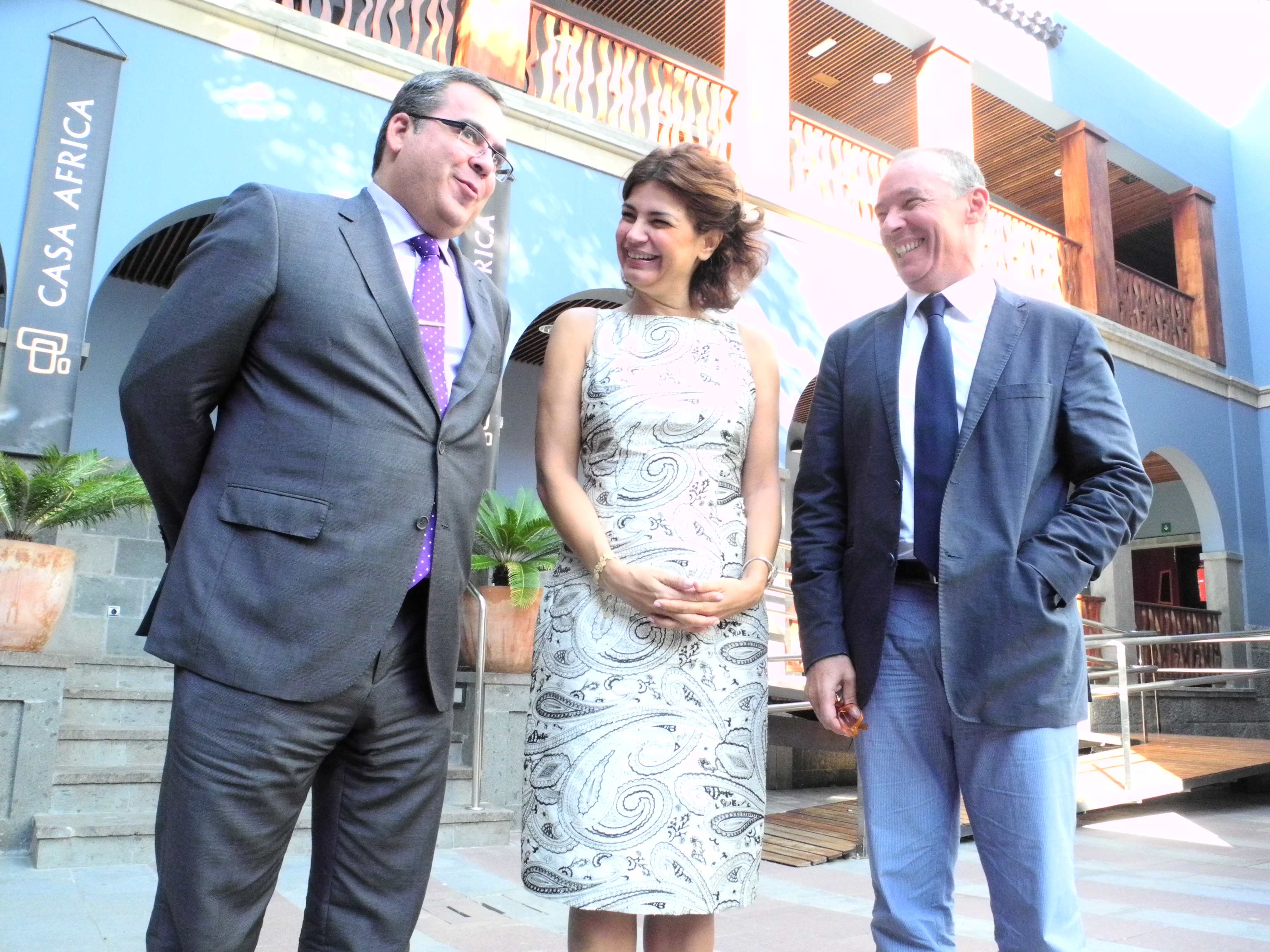 12. De izq. a derecha: Juan Domínguez Bautista - Consejero de Industria, Comercio y Artesanía del Cabildo de Gran Canaria-, Luis Padilla -Secretario General de Casa África-, y María Mía -Diseñadora y estilista- en la recepción en el Patio de Casa África