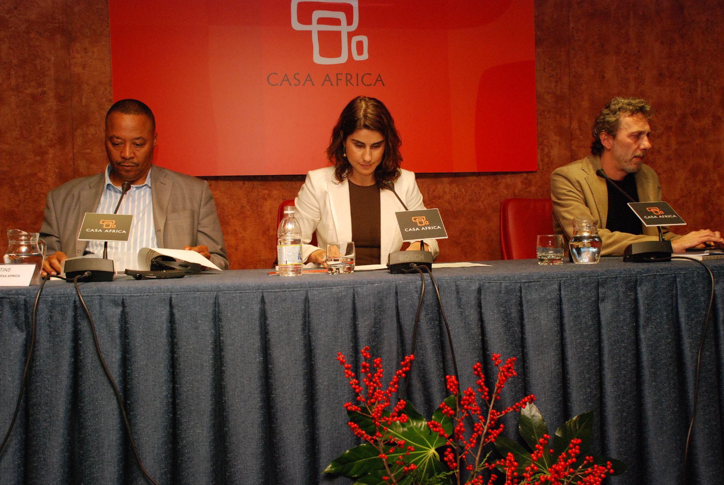 3. Mesa de conferencias presidida por Raquel Espino -Vicerrectora de Calidad e Innovación Educativa de la ULPGC-, a su izq. Paul Martins -experto de Pax Africa-, y al otro lado Javier Bauluz -periodista enviado a Ruanda-
