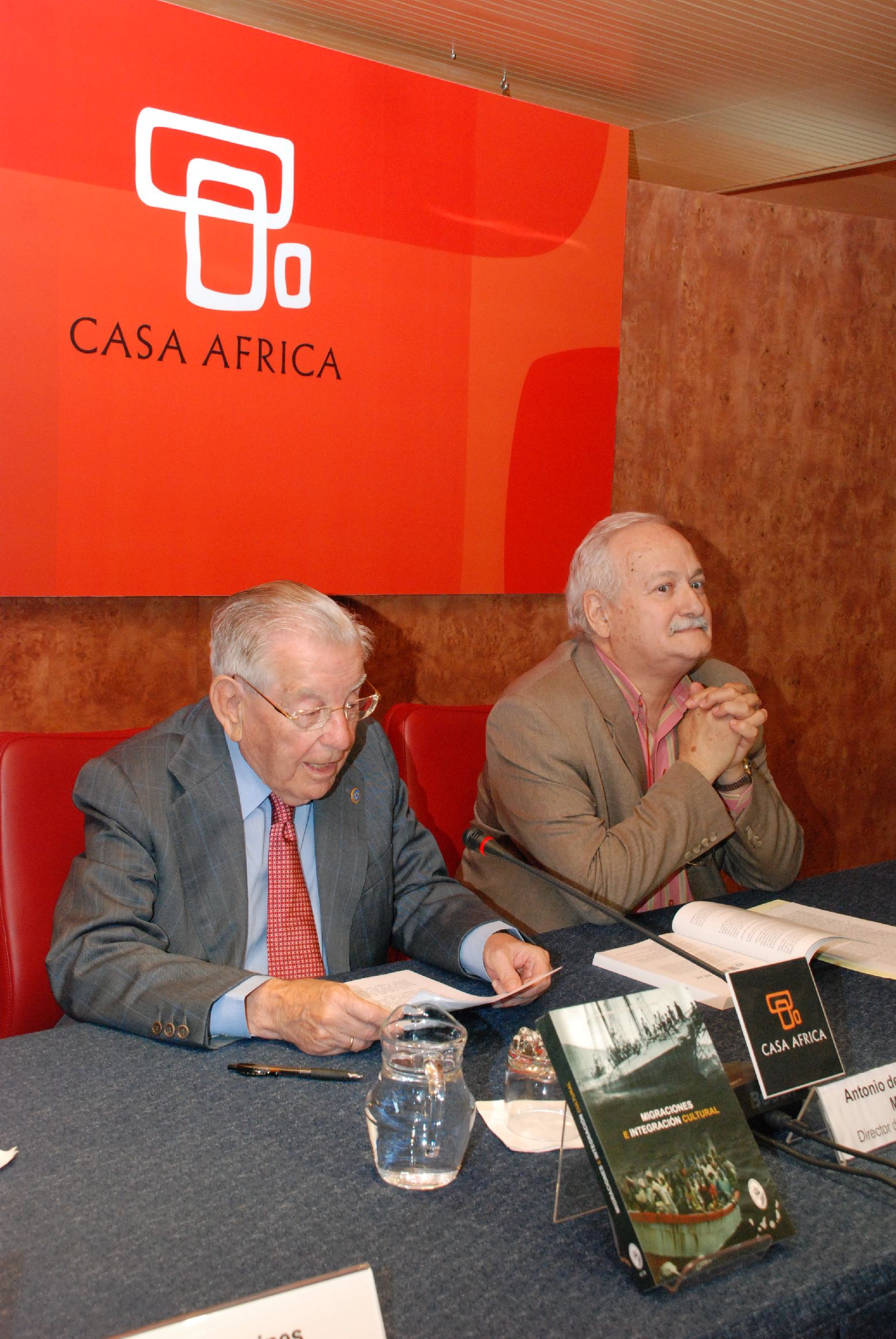 4. Imagen de Antonio Bethencourt Massieu -Dtor. Estudios Atlánticos-, y José Manuel Galván -Catedrático de Antropología Social de la ULL-