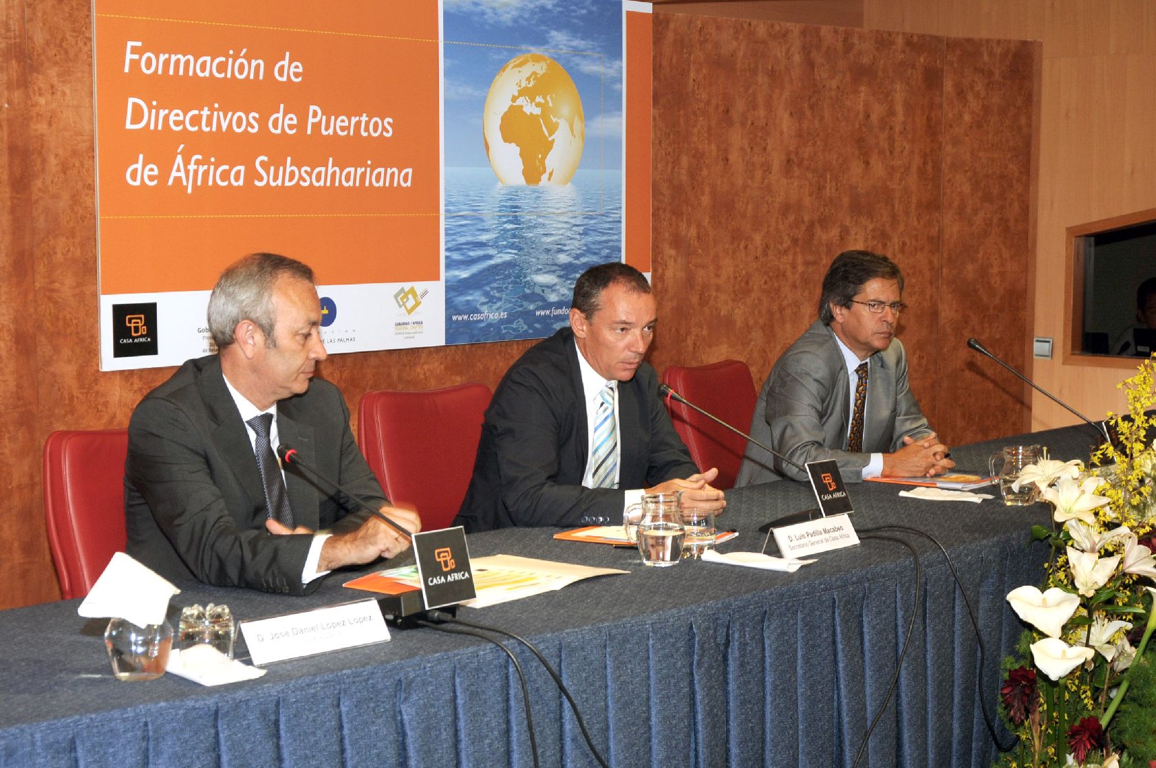 1. De izq. a dere.: José Daniel López -Dtor. APLP-, Luis Padilla -Secretario Gral. de Casa África-, Sergio Galván -FPLP- durante la inaguración del seminario