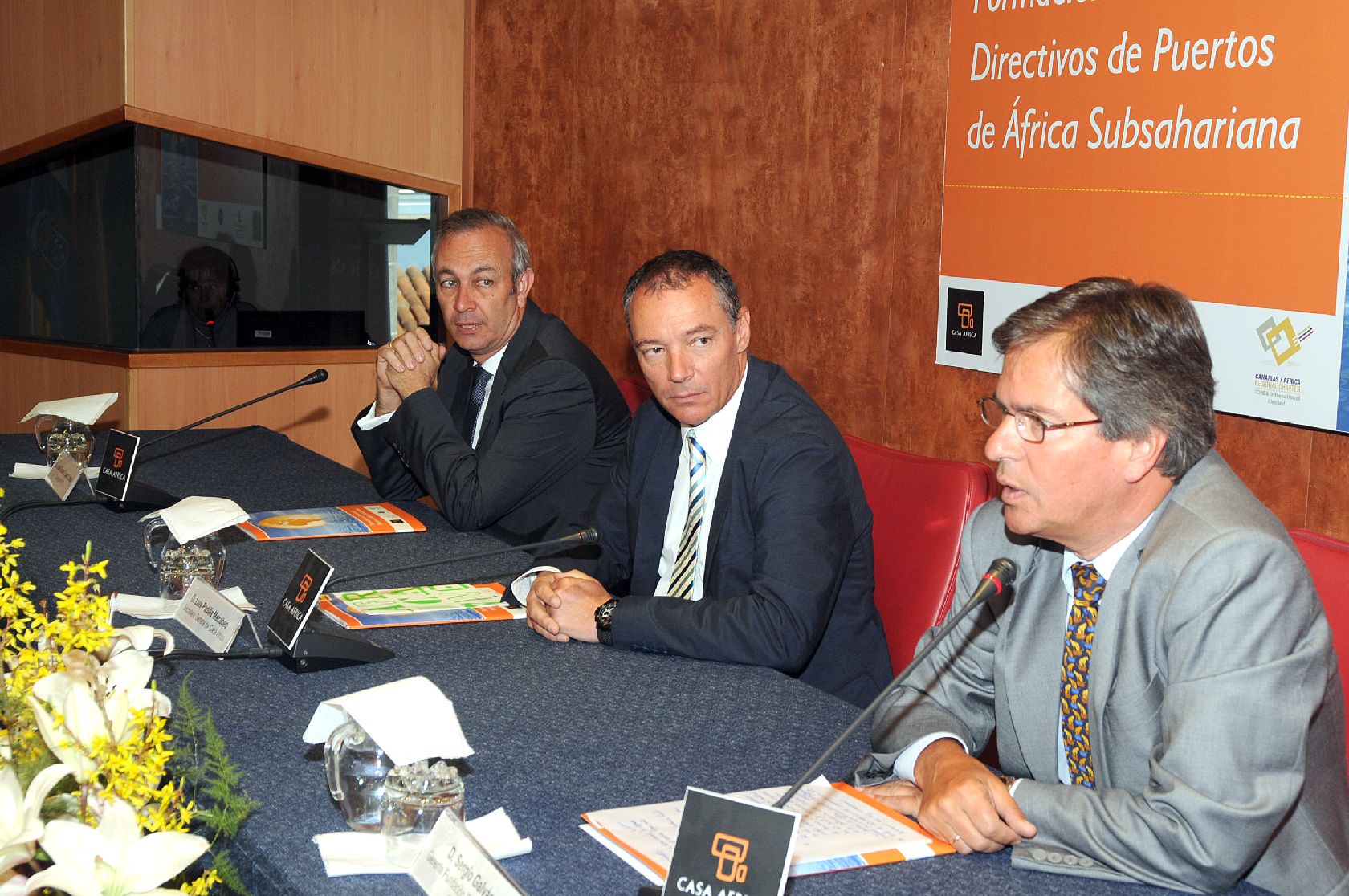 3. De izq. a dere.: José Daniel López -Dtor. APLP-, Luis Padilla -Secretario Gral. de Casa África-, Sergio Galván -FPLP- durante la inaguración del seminario