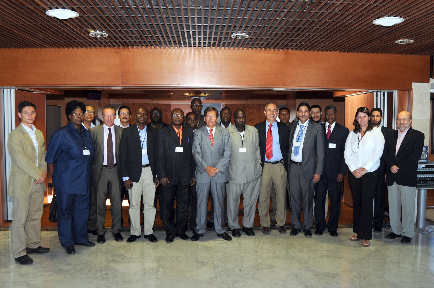 8. Imagen de grupo de participantes del Seminario Gestión Portuaria dirigido a la Asociación de Mujeres del Sector Portuario de África Central y Occidental en Casa África