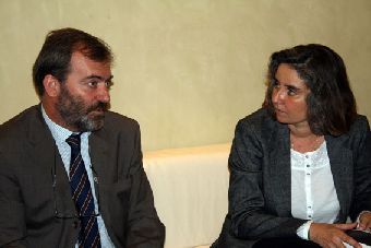 2. Firma del convenio entre Casa África y SILA. A la izq. Ricardo Martínez -Director General de Casa África- y Ángeles Alonso -Codirectora del SILA-