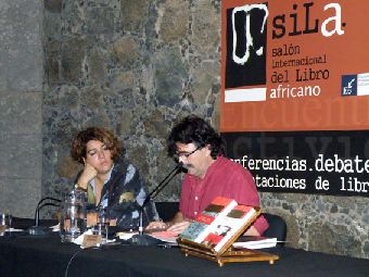28. Imagen de Estefanía Calcines -Jefa del Área Web y Mediateca de Casa África- y Antonio Lozano (Escritor y traductor) en la presentación de Historia de la Literatura Negroafricana de Lilyan Kesteloot