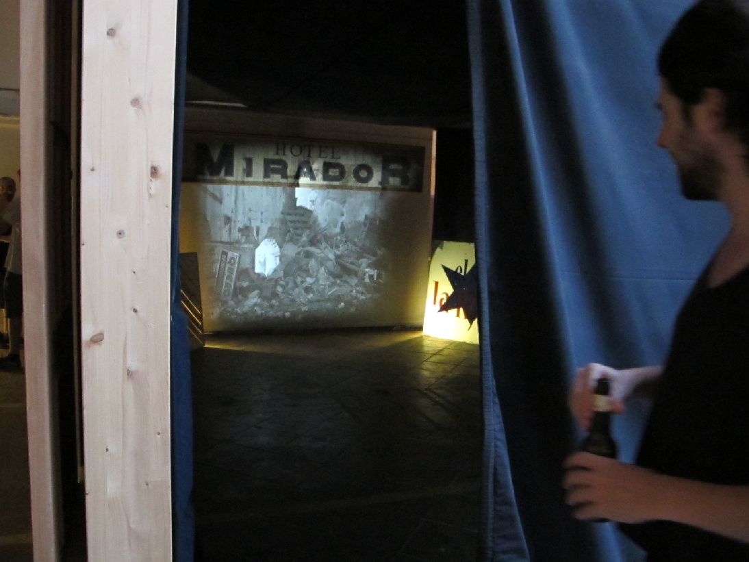 1. Imágenes de la exposición Presence de Conor Ralphs en Hangar (Barcelona), 2012