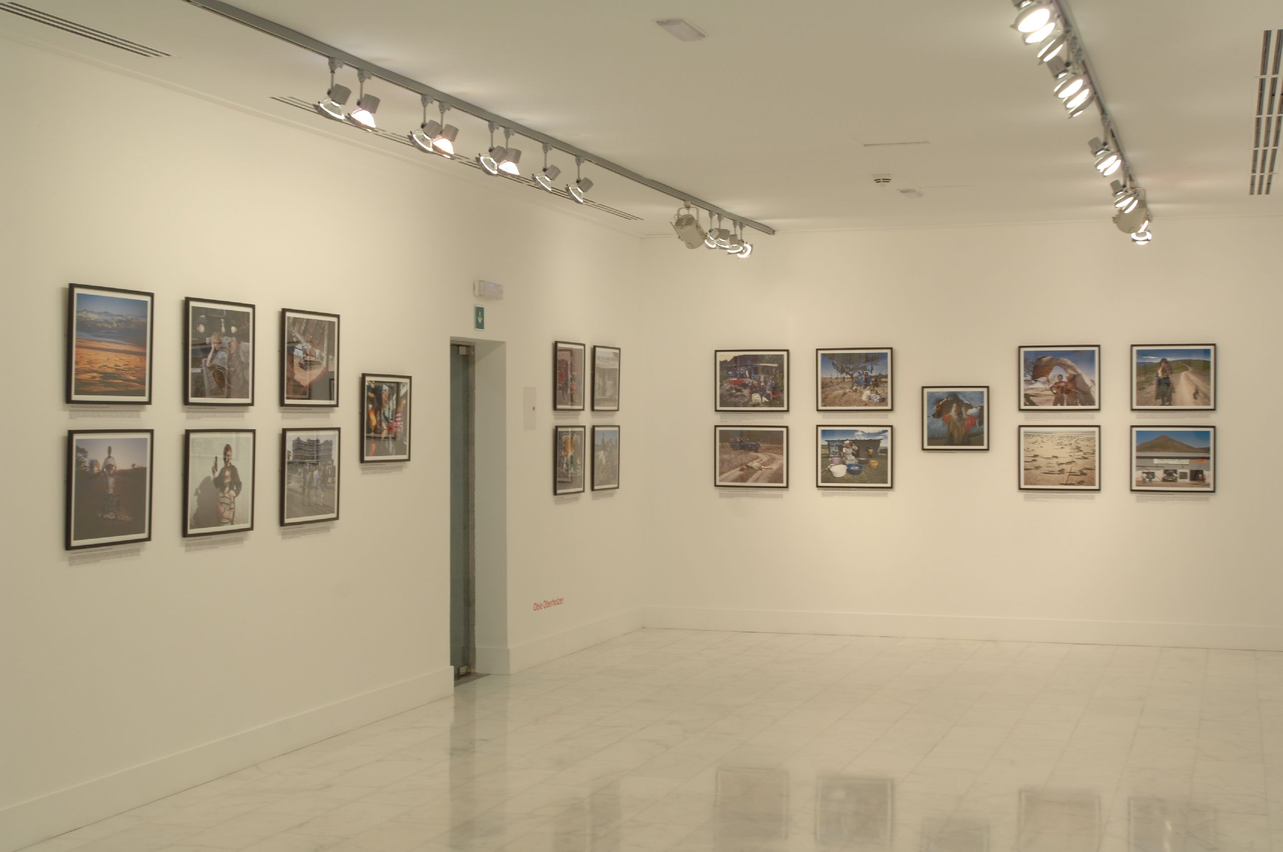 40. Imágenes de la exposición 3+3, África Plural en la sede de Casa África