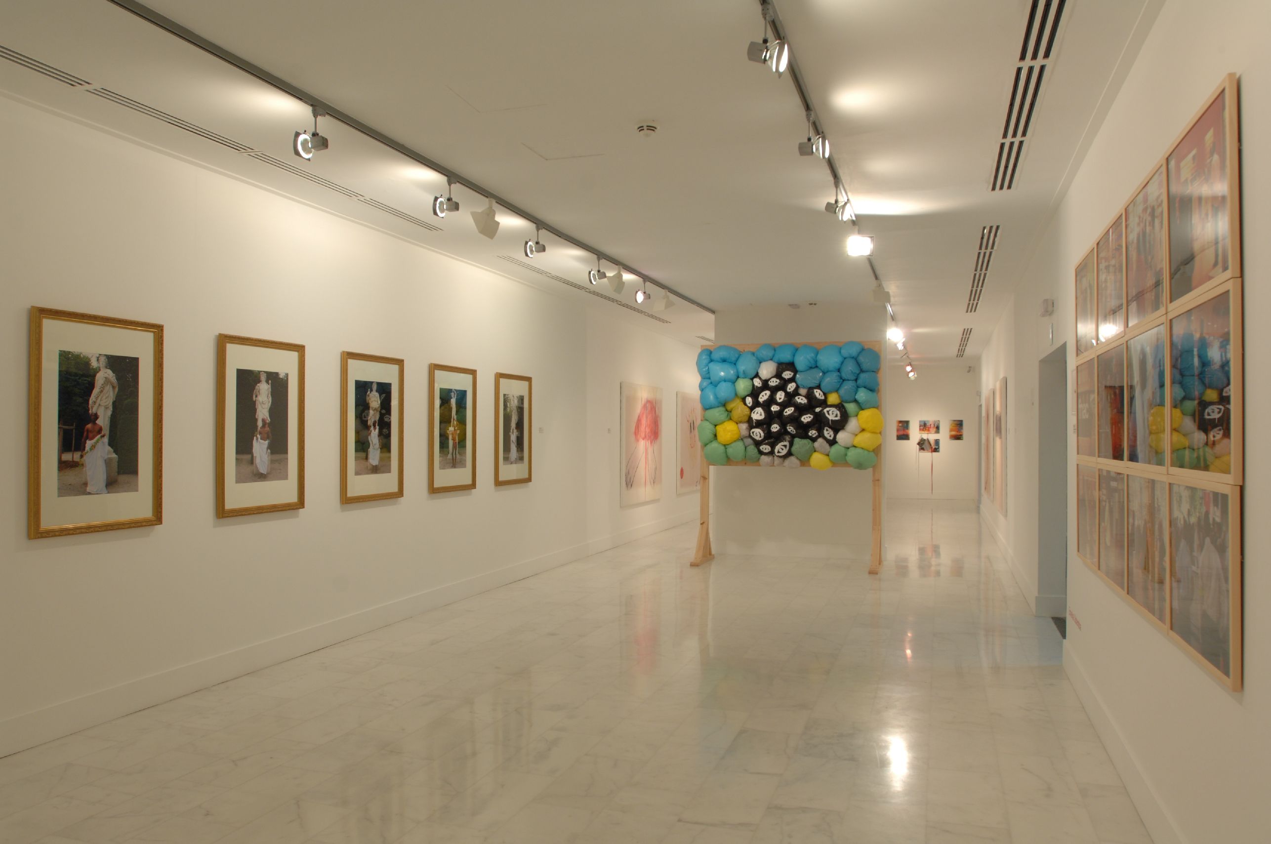 41. Imágenes de la exposición 3+3, África Plural en la sede de Casa África