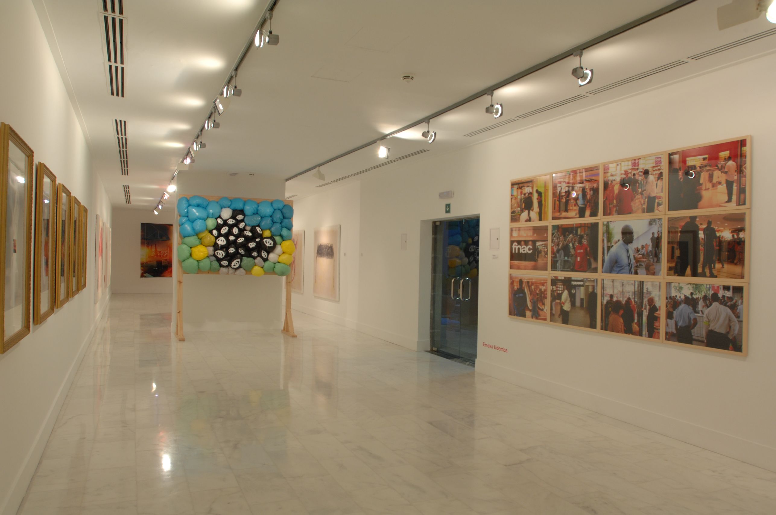 42. Imágenes de la exposición 3+3, África Plural en la sede de Casa África