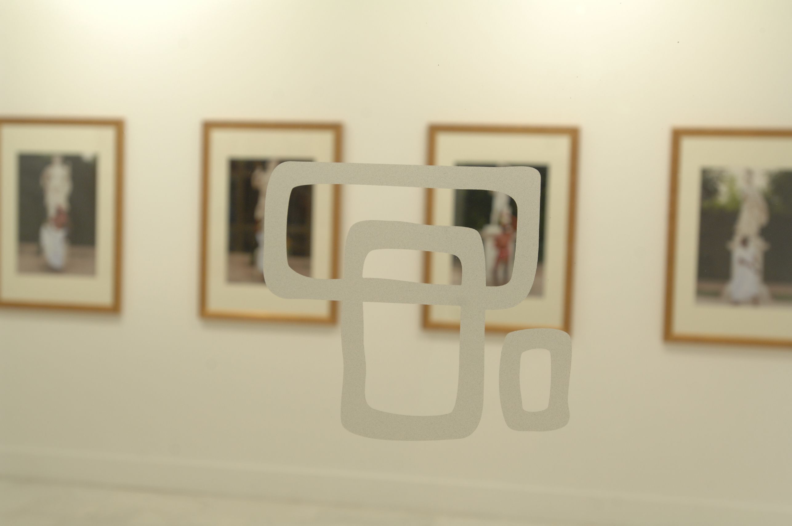 45. Imágenes de la exposición 3+3, África Plural en la sede de Casa África