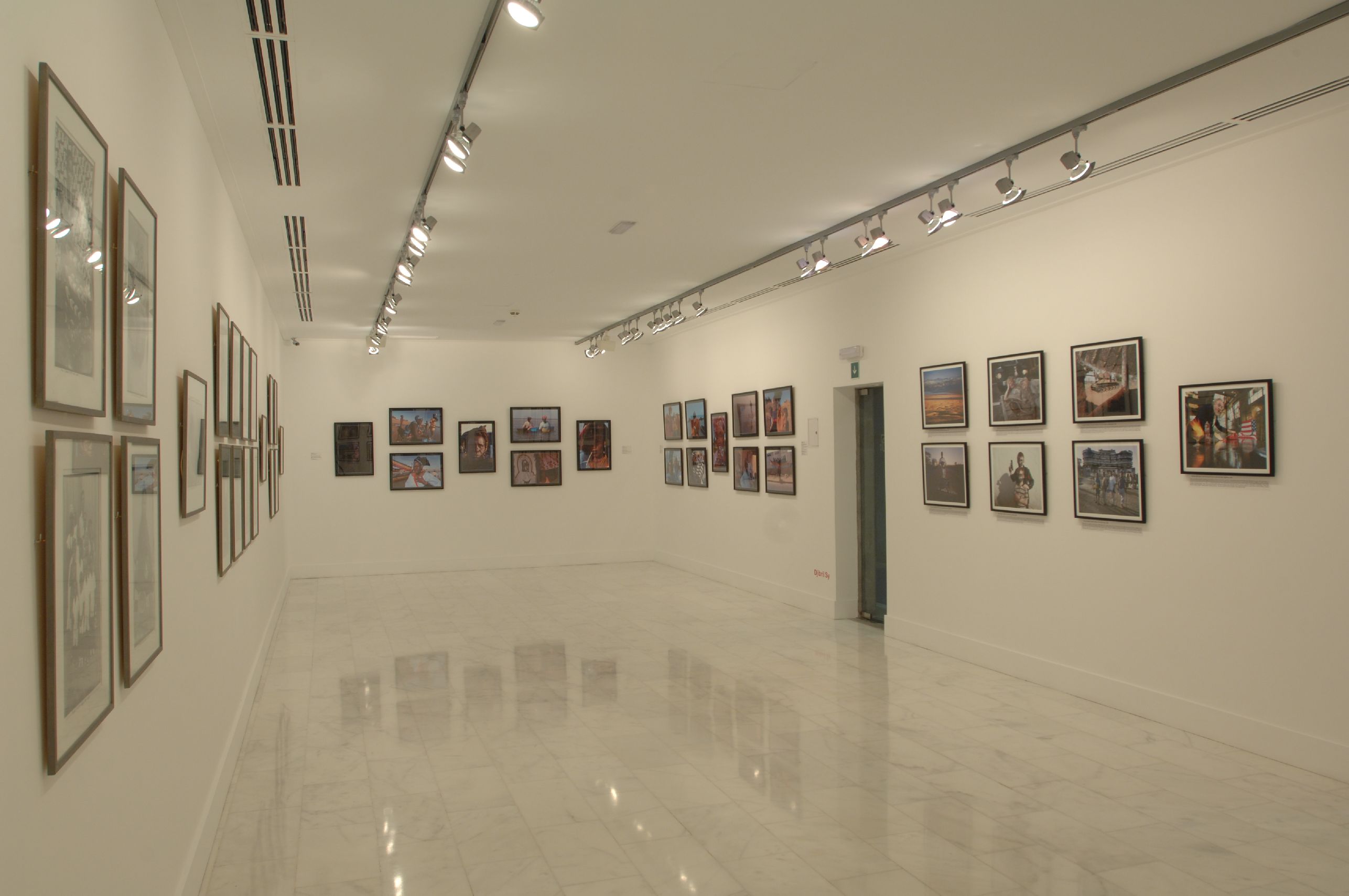 48. Imágenes de la exposición 3+3, África Plural en la sede de Casa África