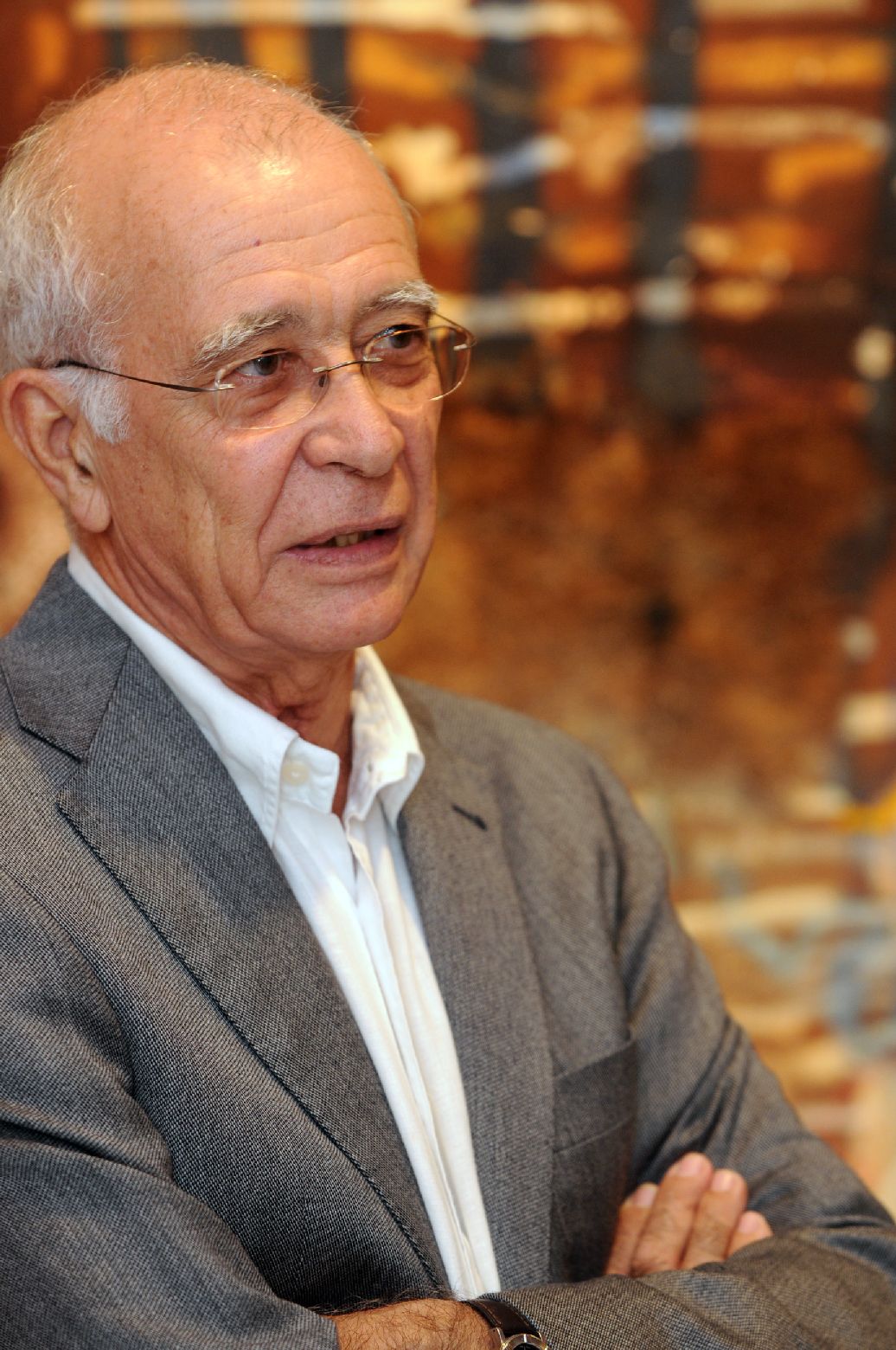 1. Félix Juan Bordes durante la inauguración de la exposición en Casa África AEA Tubab: ¿África es así, m’zungu?, 2008