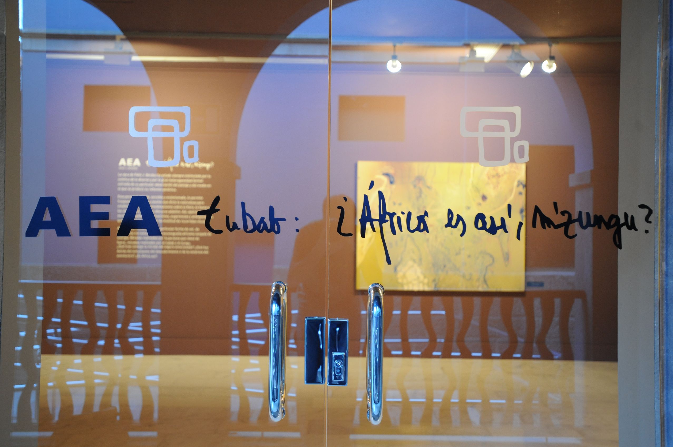9. Imagen de la exposición en Casa África AEA Tubab: ¿África es así, m’zungu?, 2008