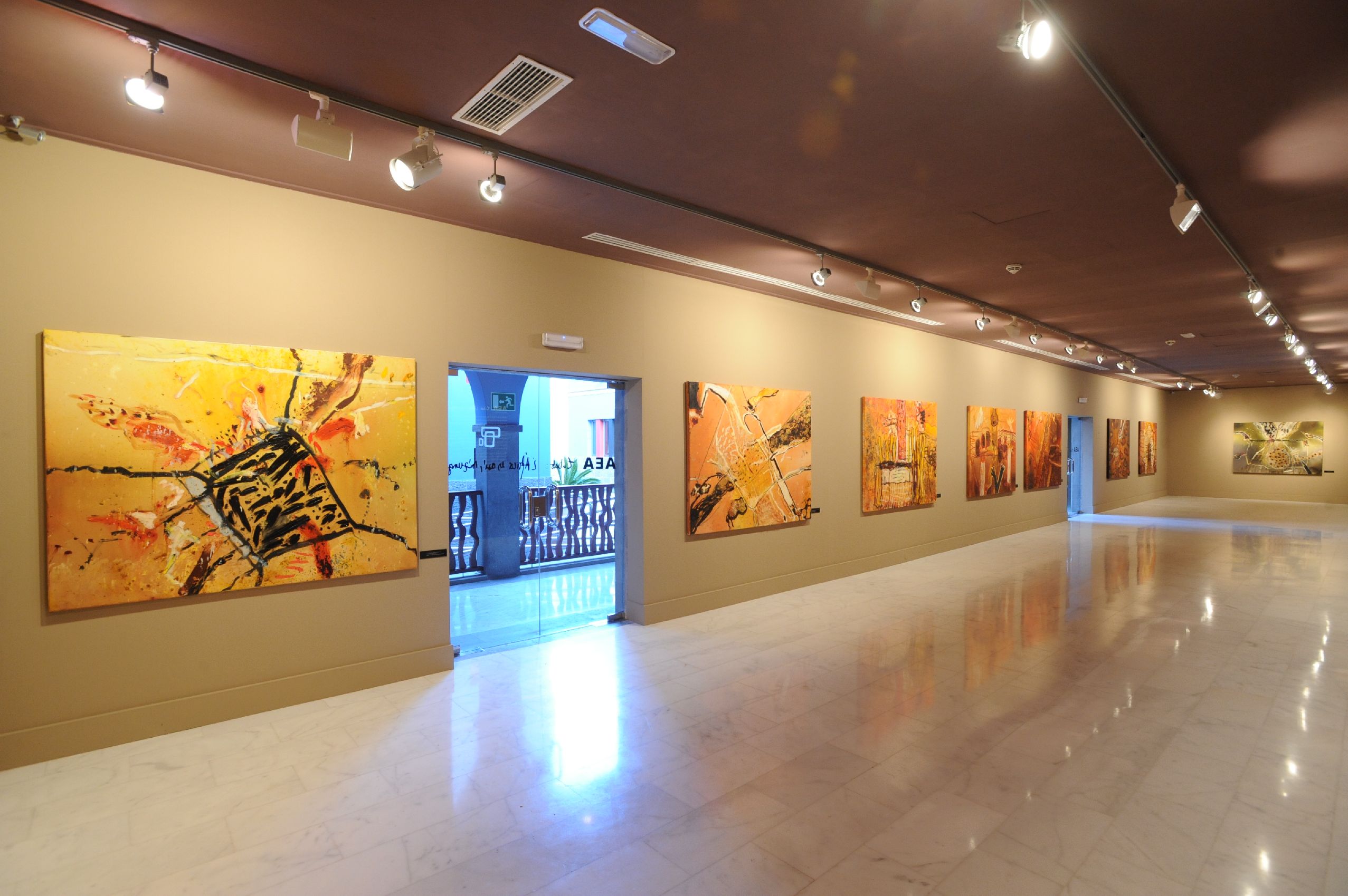 12. Imagen de la exposición en Casa África AEA Tubab: ¿África es así, m’zungu?, 2008