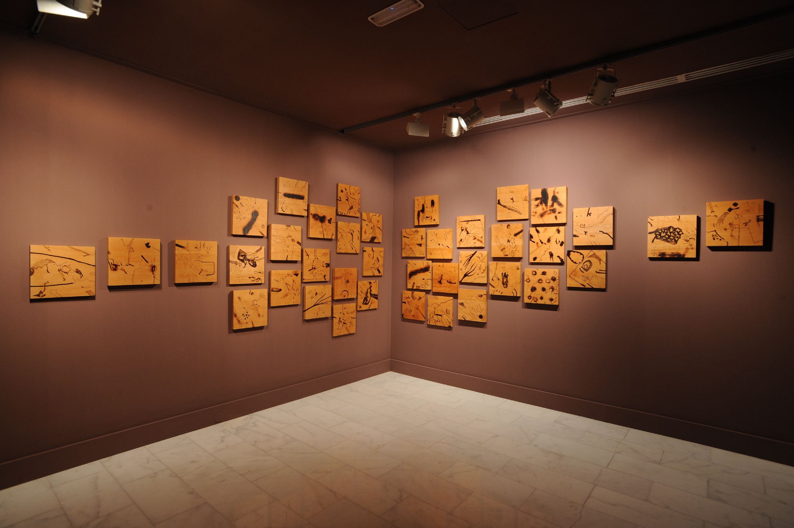 23. Imagen de la exposición en Casa África AEA Tubab: ¿África es así, m’zungu?, 2008