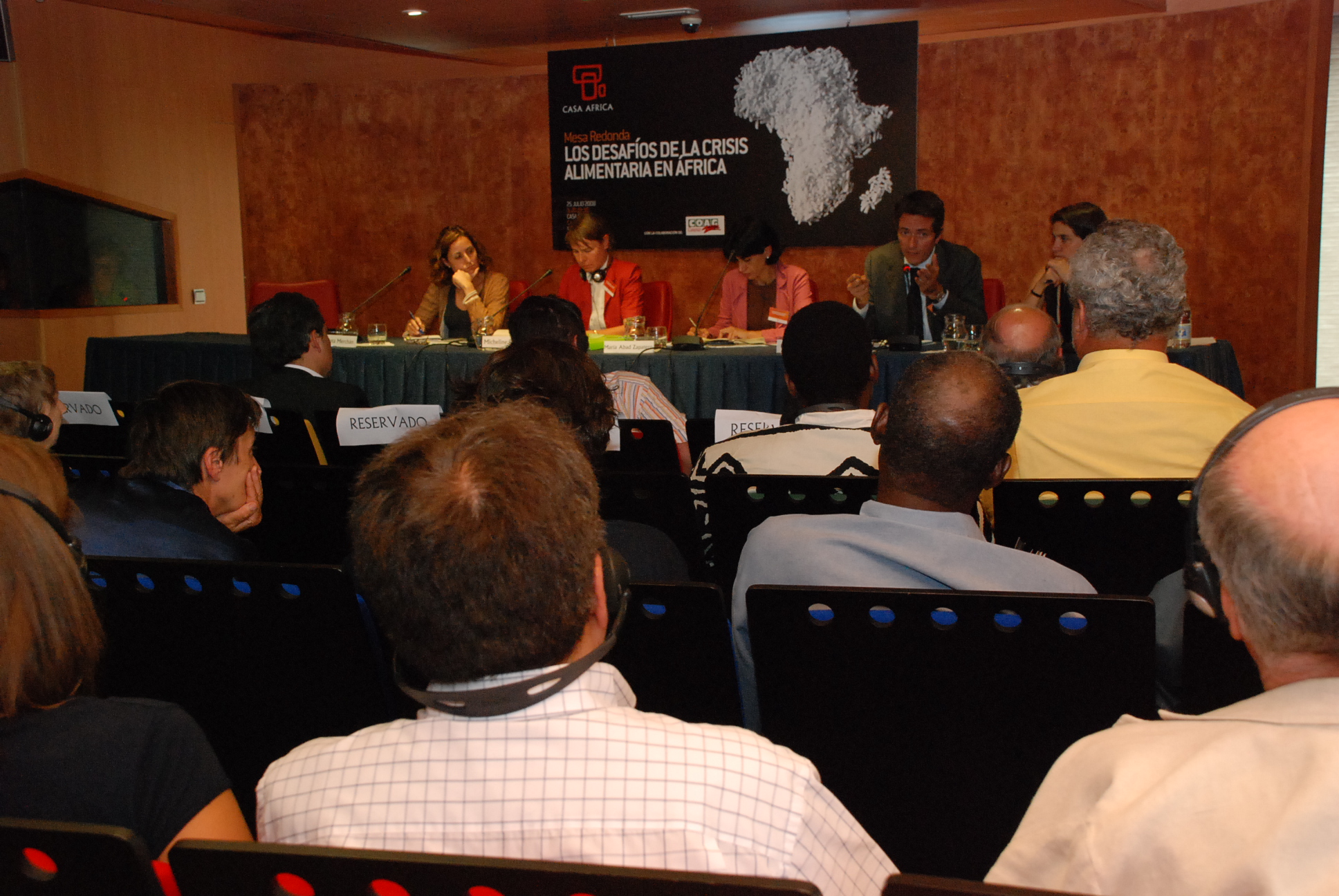 11. Imagen de la mesa de debate Crisis Alimentaria en África en Casa África, 2008