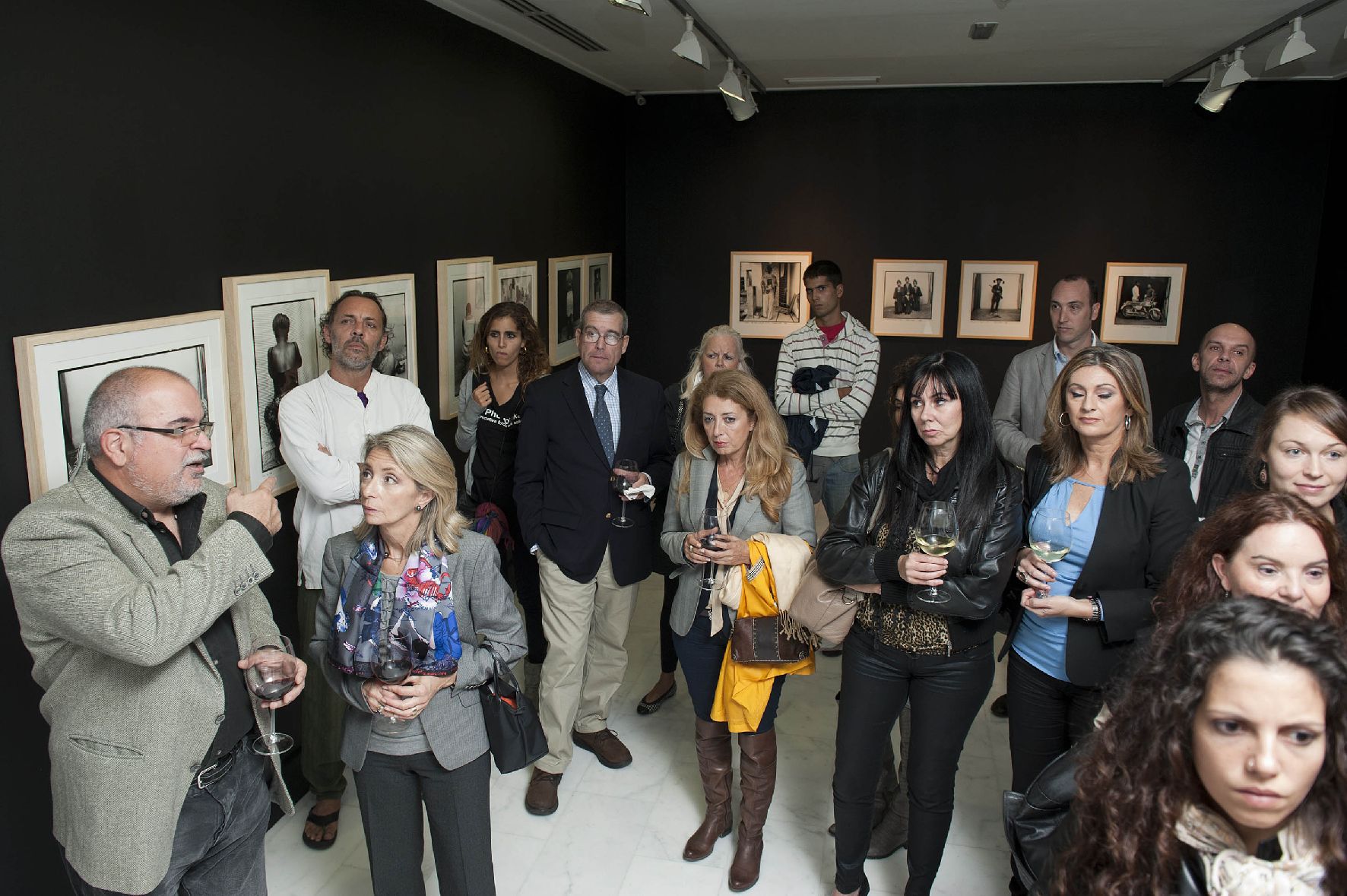 28. Imagen de Orlando Britto Jinorio comentando las obras de la colección Saro León de arte africano en la exposición Telas de Luz