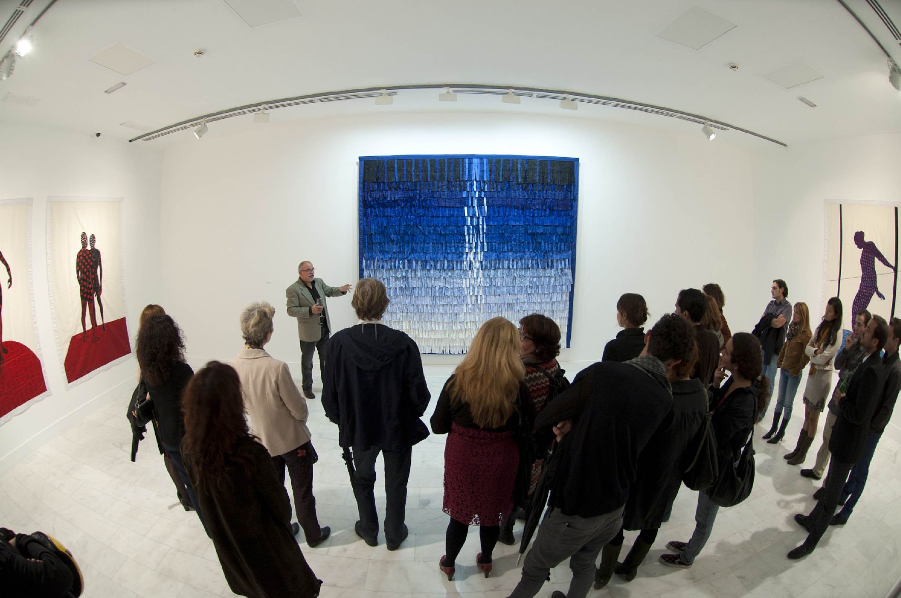 31. Imagen de Orlando Britto Jinorio comentando las obras de la colección Saro León de arte africano en la exposición Telas de Luz