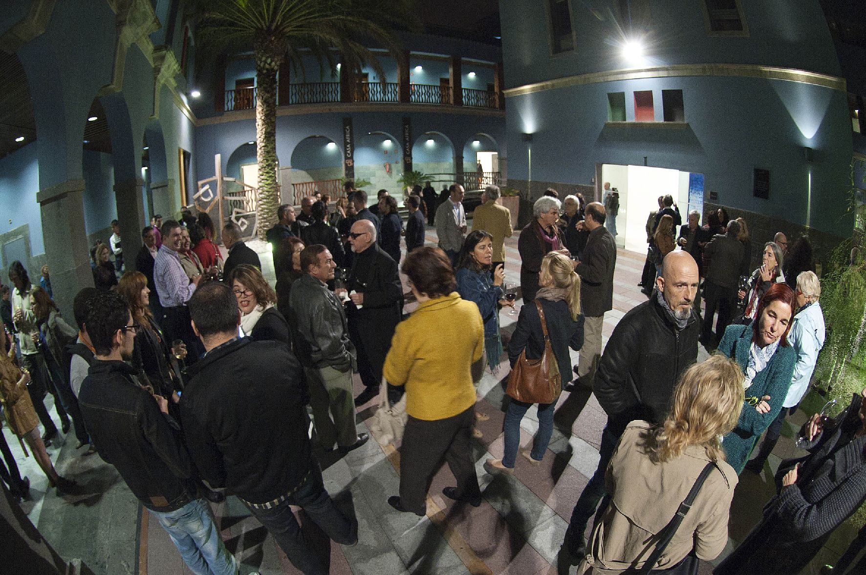 35. Imagen de la inauguración de la exposición Telas de Luz. Colección de arte africano de Saro León en Casa África