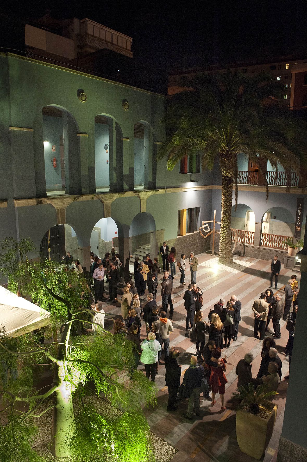 37. Imagen de la inauguración de la exposición Telas de Luz. Colección de arte africano de Saro León en Casa África