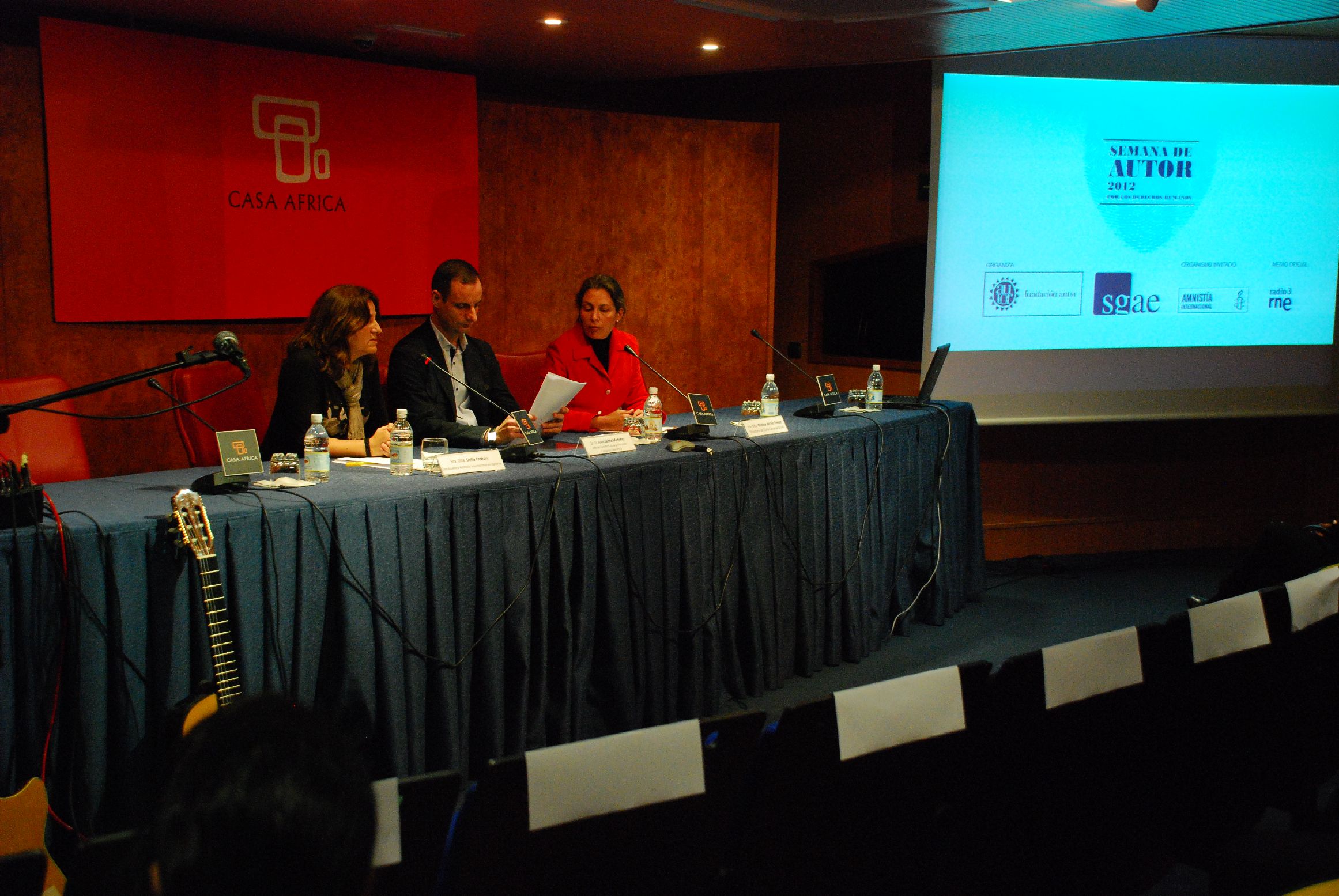 5. De izq. a dere.: Delia Padrón -Coordinadora de Amnistía Internacional en Canarias-,Juan Jaime -Jefe del Área de Cultura y Educación-, y Cristina del Río -Delegada de la SGAE en Canarias-