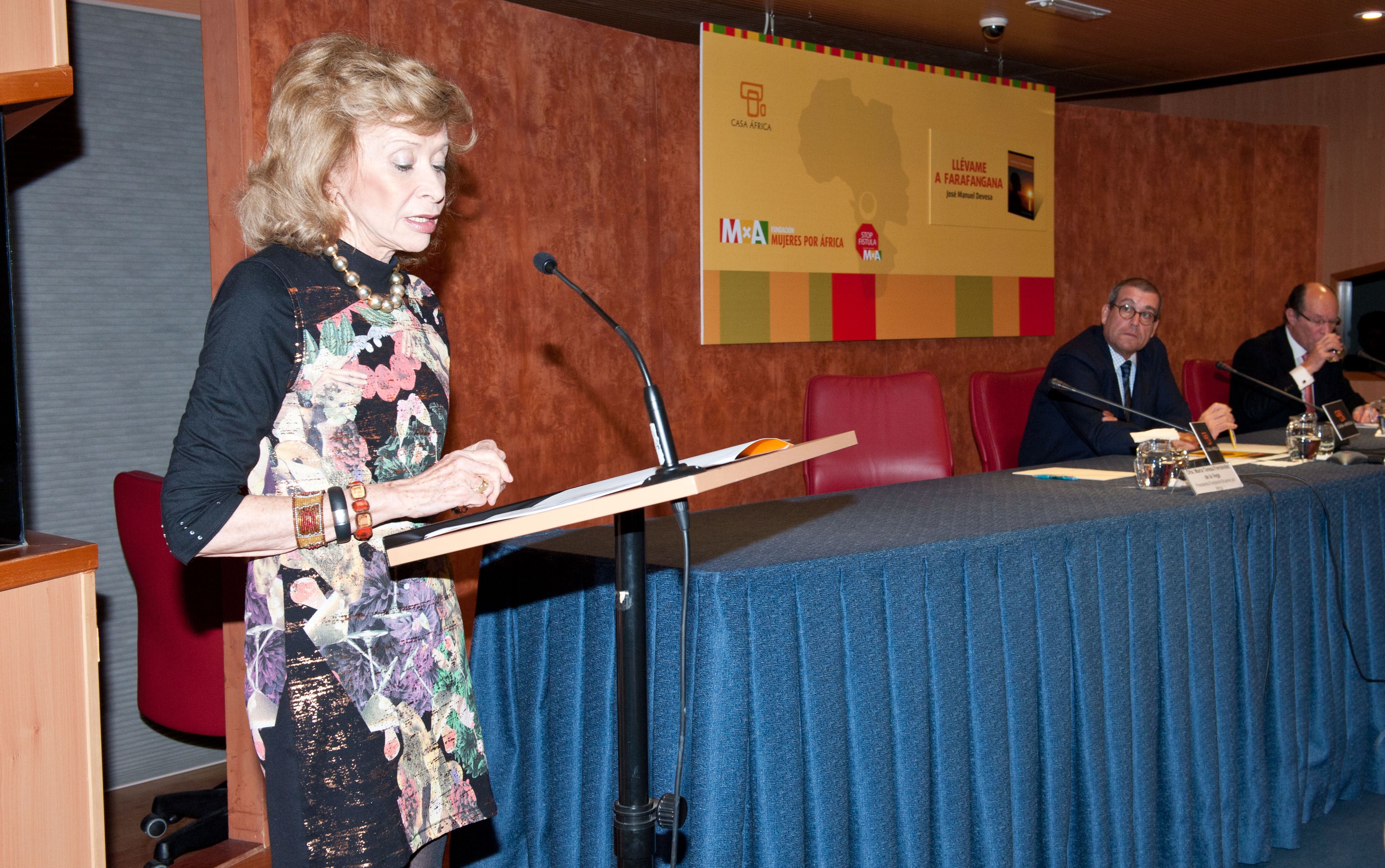 7. Mª Teresa Fernández de la Vega -Presidenta de la Fundación Mujeres por África- en la presentación del libro en Casa África