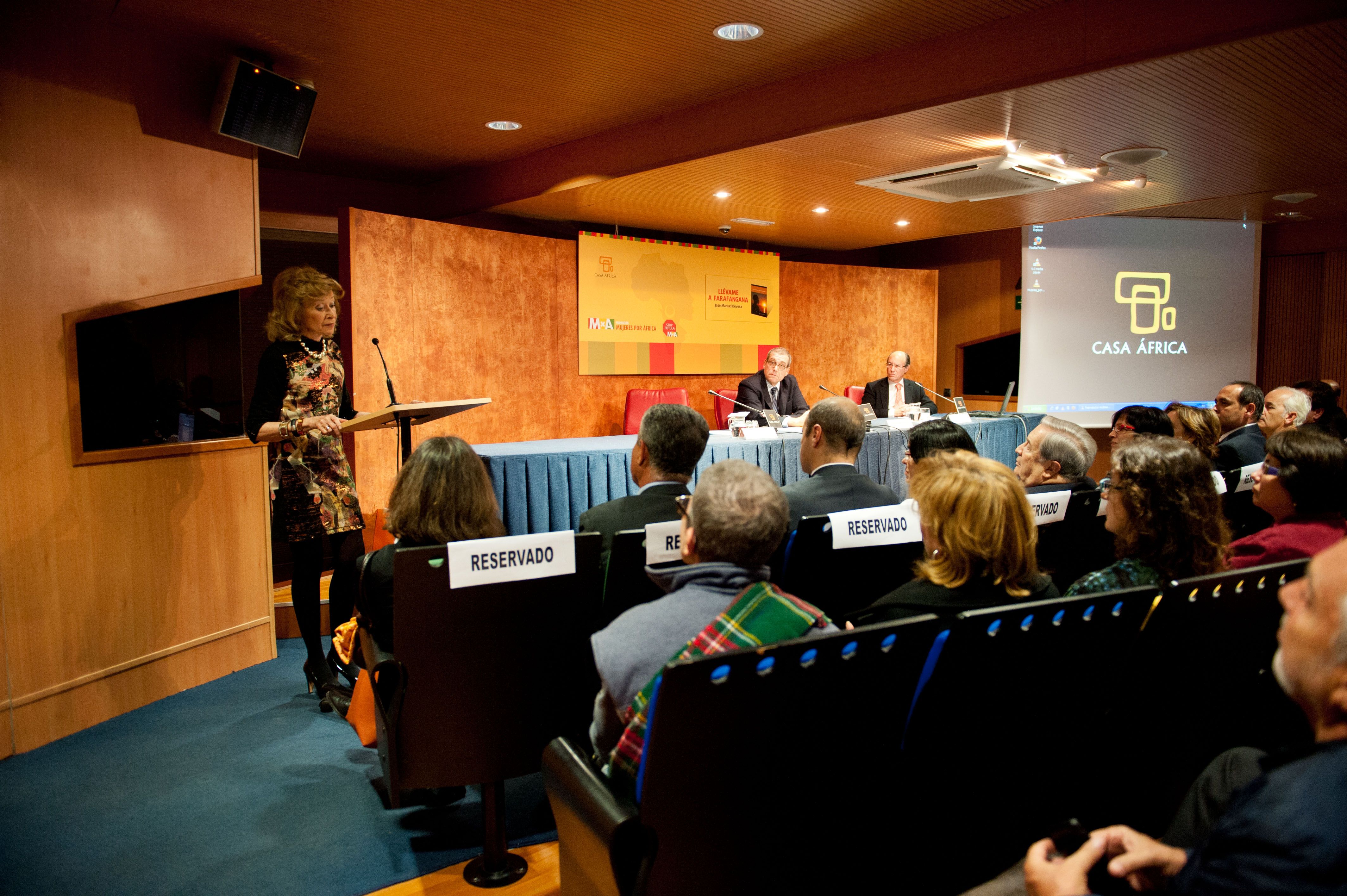 12. Imagen del acto de presentación de la novela Llévame a Faranfanfana en Casa África