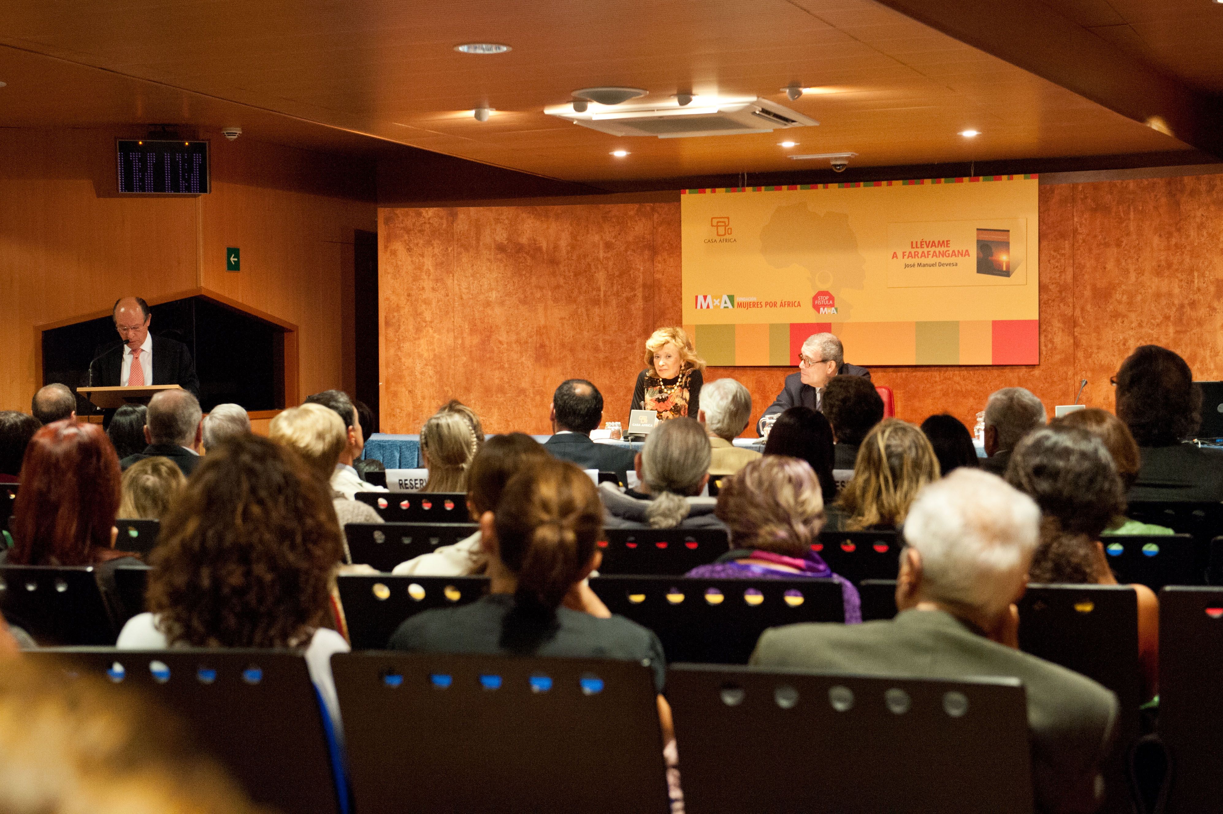 16. Imagen del acto de presentación de la novela Llévame a Faranfanfana en Casa África